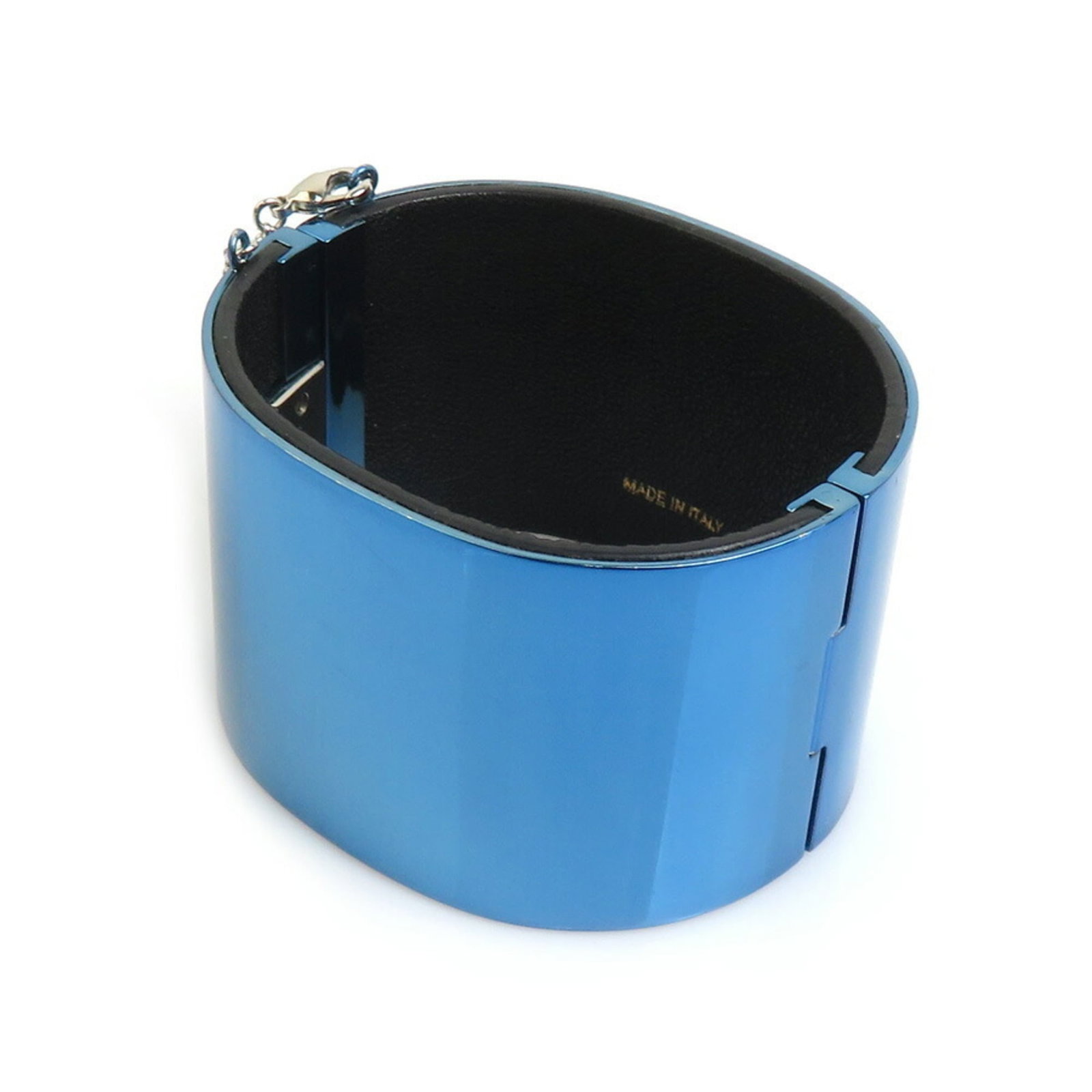 Bangle Metal Celine: Bangle Metal Celine Metallic blue bangle from Celine, featuring a sleek design with a length of 16cm. Includes box and dust bag for storage and protection. A stylish accessory for women. Item