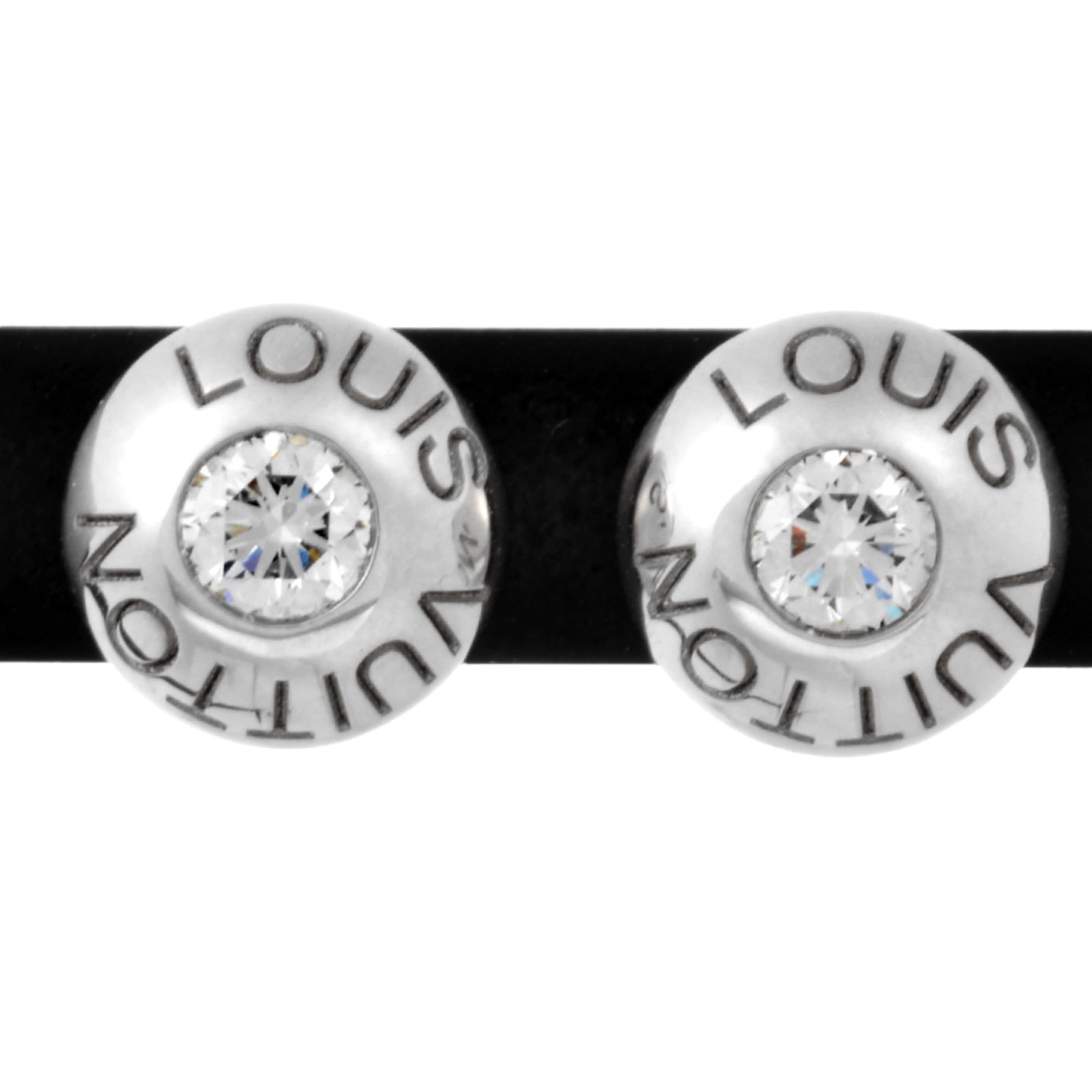 Louis Vuitton Stud Earrings White Gold (18K): Louis Vuitton Stud Earrings White Gold (18K) Stud earrings crafted from 18K white gold, featuring a diamond stone measuring 7.90mm x 7.90mm x 2.80mm. The elegant design showcases the luxury of Louis V