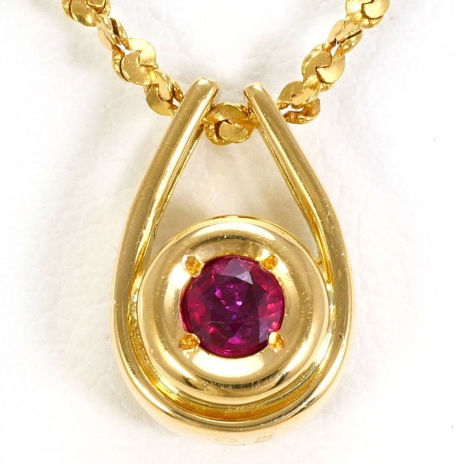 18K (18-Karat) Yellow Gold Necklace With Ruby And Diamond (0.1 Carat) Total Weight Approx. 3.6G: 18K (18-Karat) Yellow Gold Necklace With Ruby And Diamond (0.1 Carat) Total Weight Approx. 3.6G 18K yellow gold necklace with a stunning ruby and diamond pendant, weighing approximately 0.1 carats
