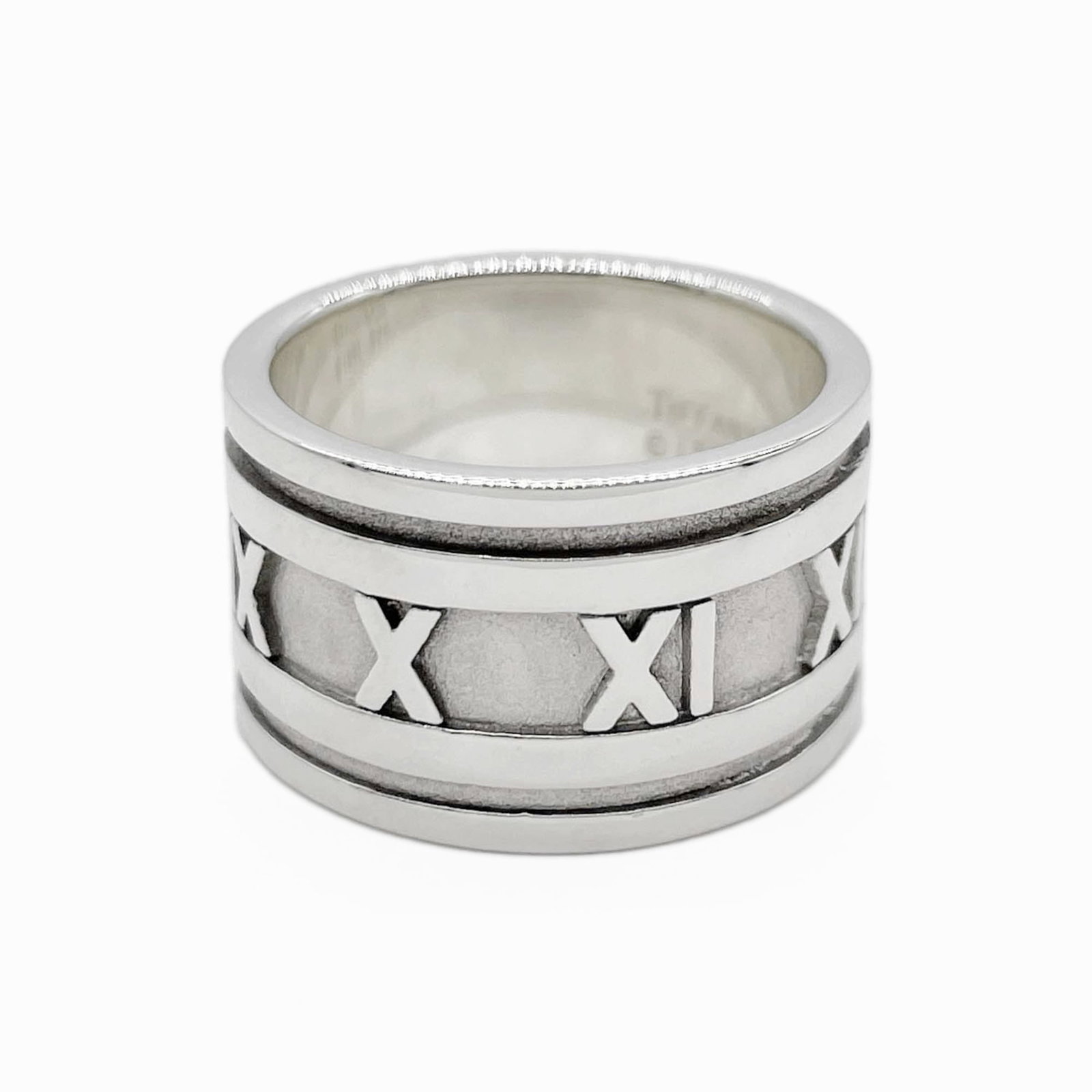 Silver 925 Tiffany Band Ring: Silver 925 Tiffany Band Ring Silver 925 Tiffany Band Ring features a sleek band design made from high-quality silver material, bearing the hallmark of Tiffany's craftsmanship. This women's ring is