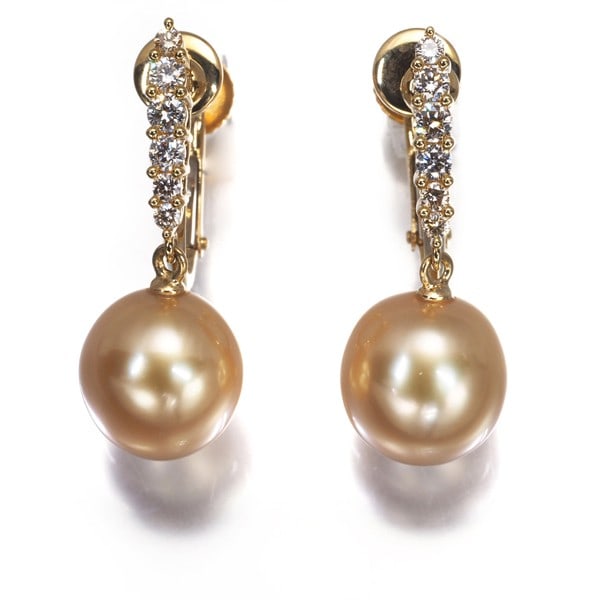 Tasaki Earrings Golden South Sea Pearl Diamond 0.15Ct/ 0.15Ct Drop 18K Yg: Tasaki Earrings Golden South Sea Pearl Diamond 0.15Ct/ 0.15Ct Drop 18K Yg Tasaki's Golden South Sea Pearl Diamond earrings shine with elegance, featuring a stunning 9.6mm South Sea pearl paired with t
