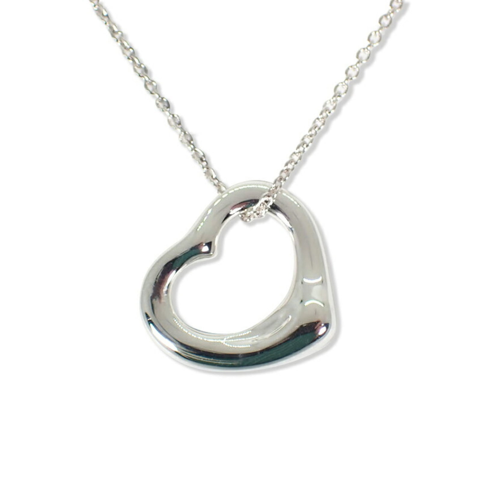Pendant necklace heart 925 Tiffany: Pendant necklace heart 925 Tiffany Sterling silver 925 Tiffany necklace features a beautiful pendant heart design. The necklace has a comfortable 41 cm circumference and measures 14.1mm x 15.9mm.