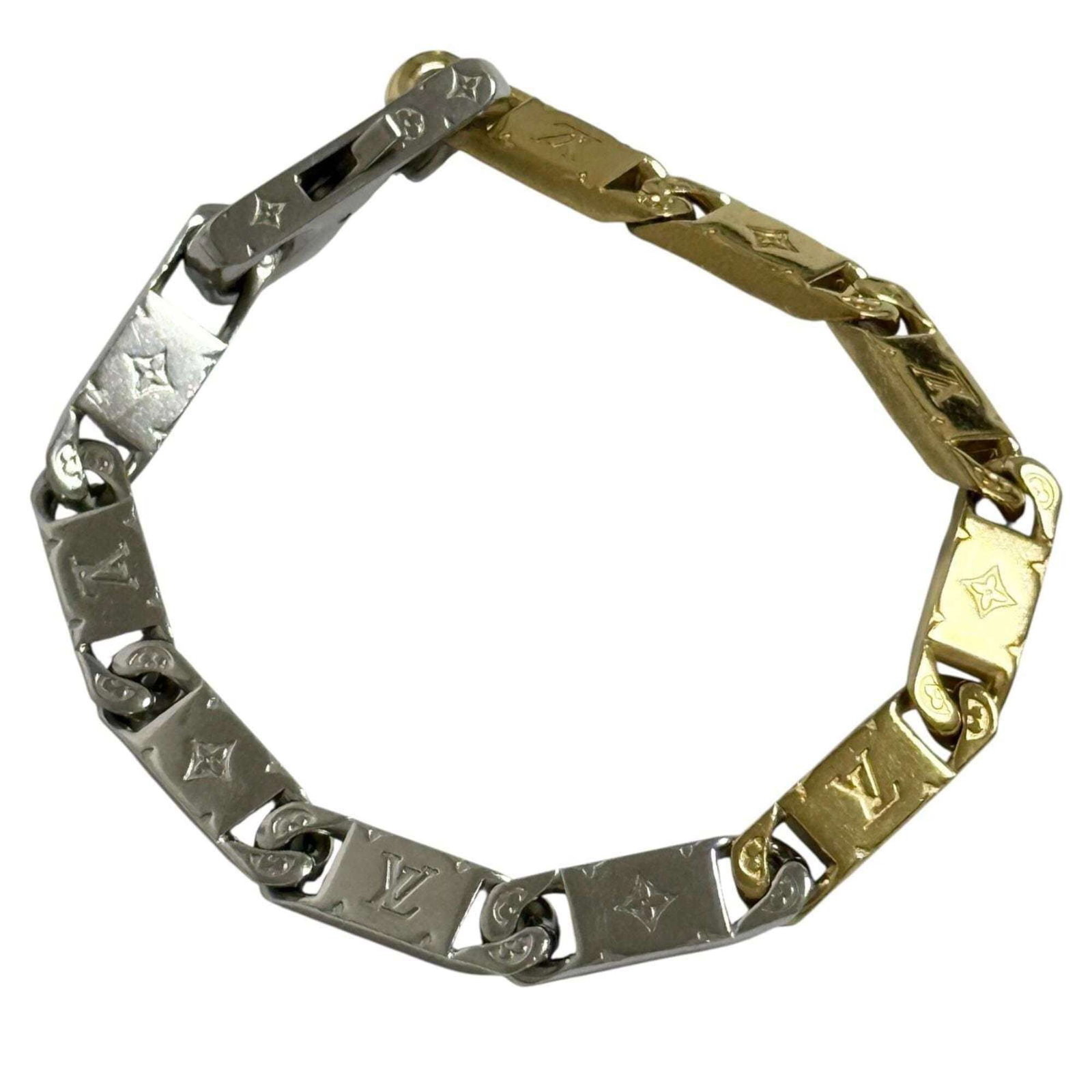 Metal Charm Louis Vuitton: Metal Charm Louis Vuitton Metal Charm Louis Vuitton. This charm bracelet features metal made in Italy, with a length of 18cm / 7.08''. The item bears a signature, noting its connection to the renowned
