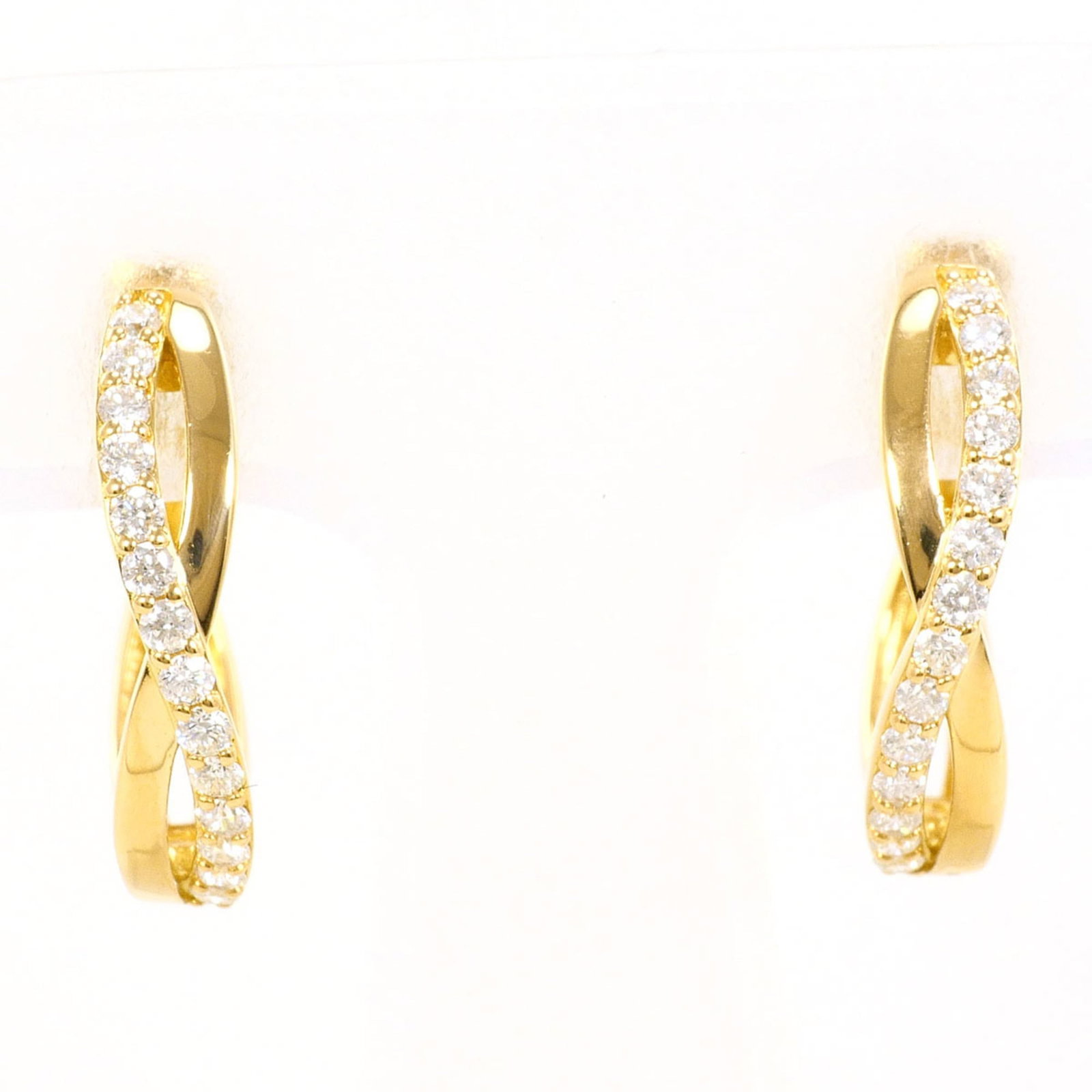 Yellow Gold Hoop Earrings Unbranded: Yellow Gold Hoop Earrings Unbranded Yellow gold hoop earrings with a weight of 3.5g, featuring 0.20 carats of diamond stones. Made from 18K yellow gold metal, these unbranded earrings showcase the nat