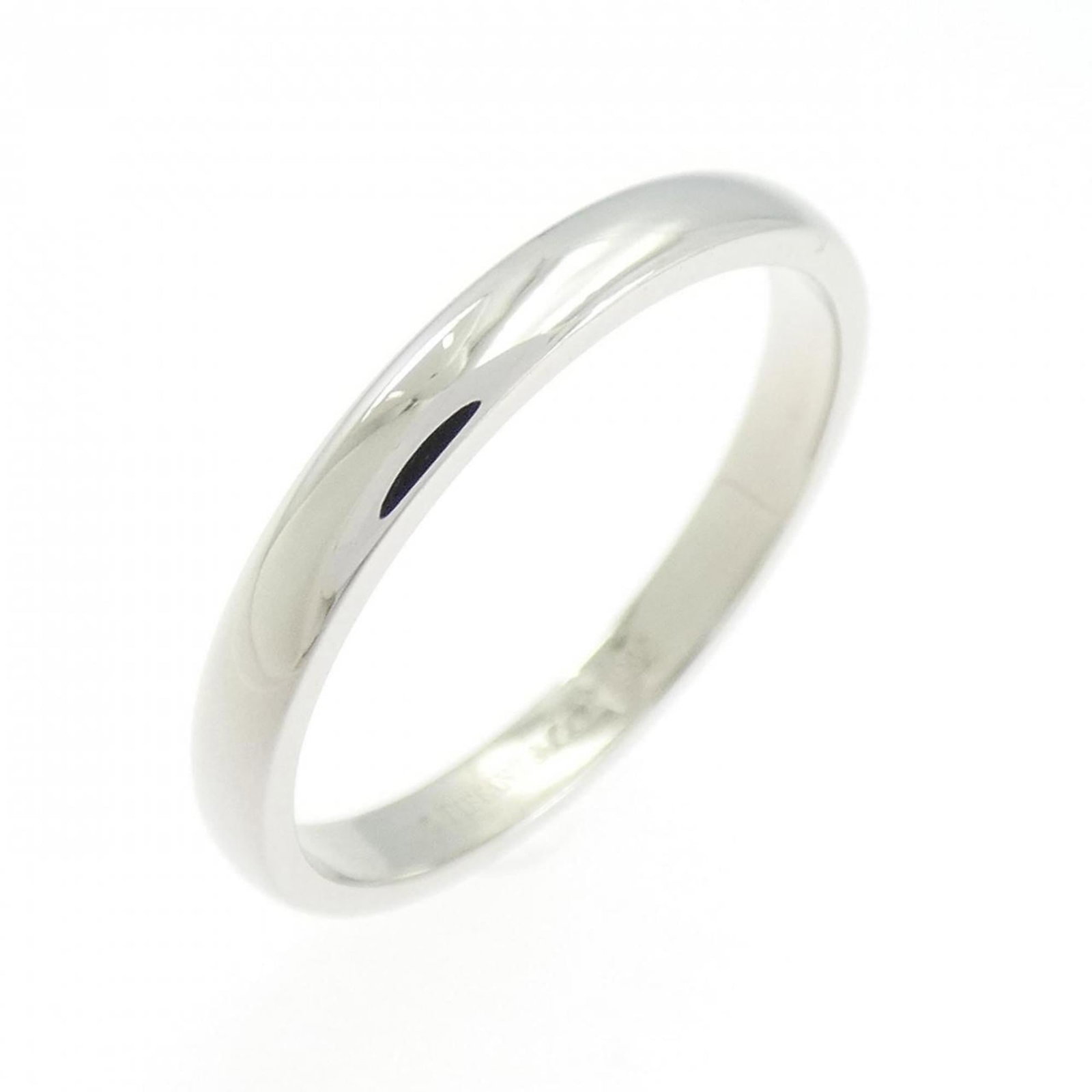 Tiffany platinum ring band: Tiffany platinum ring band Platinum band ring from Tiffany, featuring 950 platinum material and a US size 8.5 and JP size 17.5 fit. This piece showcases the brand's signature style with its