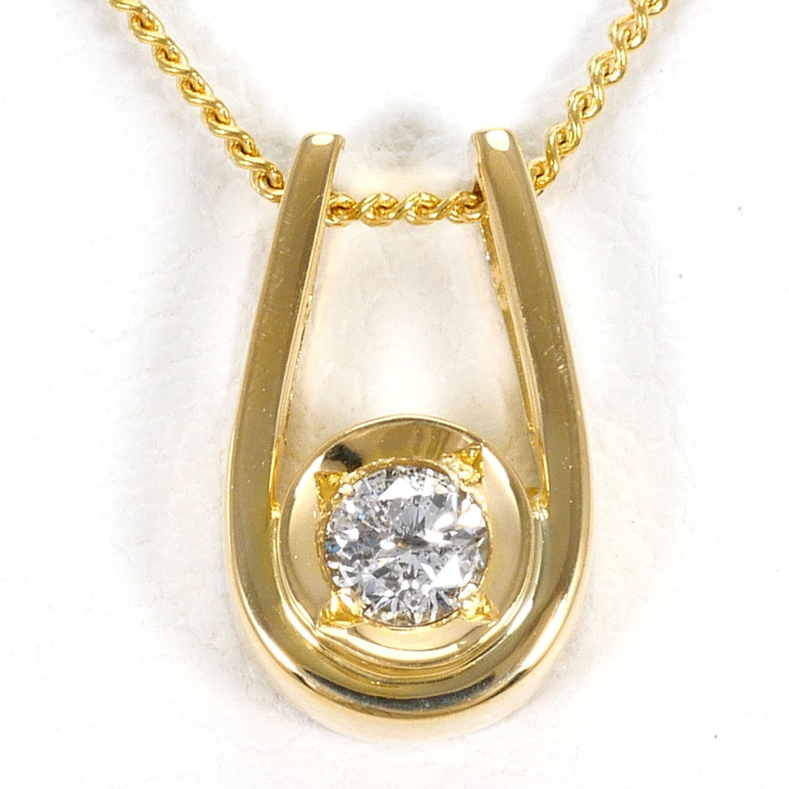 18K (18-Karat) Yellow Gold Necklace With 0.10Ct Diamond Total Weight 2.4G 40Cm Length Like New: 18K (18-Karat) Yellow Gold Necklace With 0.10Ct Diamond Total Weight 2.4G 40Cm Length Like New 18K yellow gold necklace with a total weight of 0.10 carats, featuring a diamond pendant and a length of