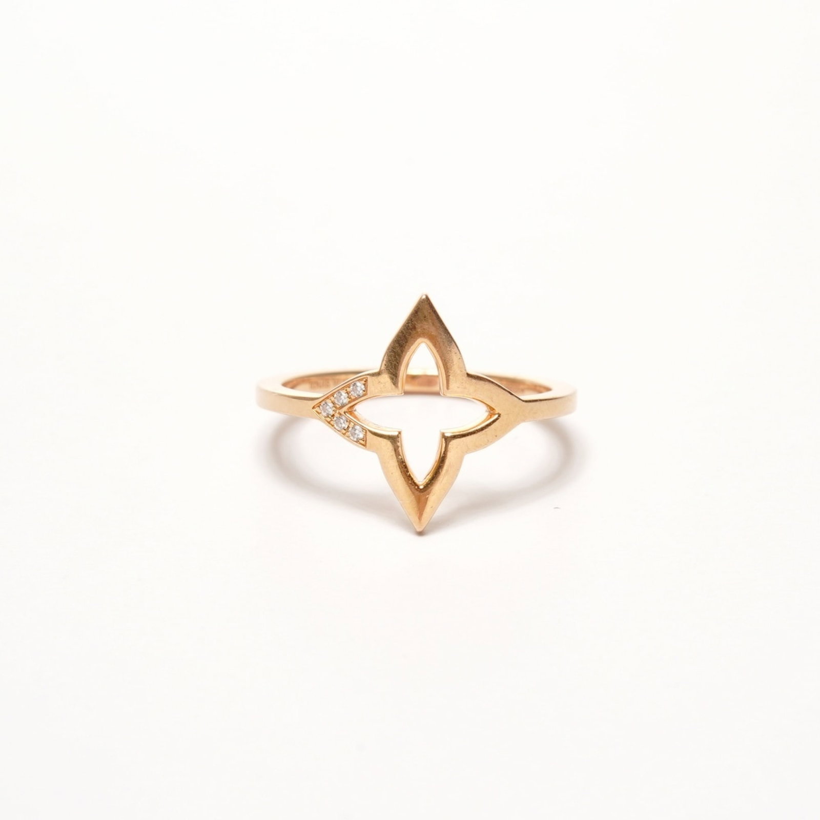 Louis Vuitton Band Ring Gold (18K): Louis Vuitton Band Ring Gold (18K) Gold (18K) band ring from Louis Vuitton, featuring a diamond stone and available in US size 7 and JP size 14. This 18K gold band ring showcases the luxury brand's