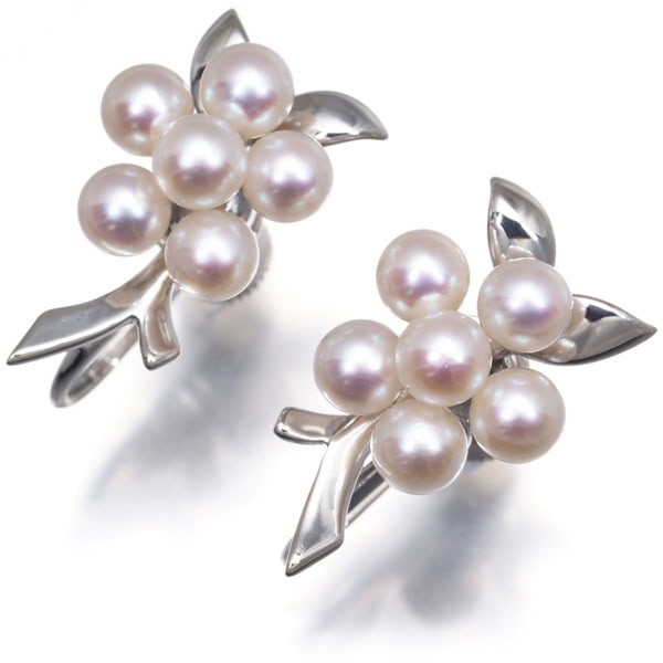 Mikimoto Earrings Akoya Pearl 4.0Mm Leaf Silver: Mikimoto Earrings Akoya Pearl 4.0Mm Leaf Silver Silver leaf earrings featuring an Akoya pearl with a diameter of approximately 4.0mm, crafted from cultured material and set in a clip-on design. The ea