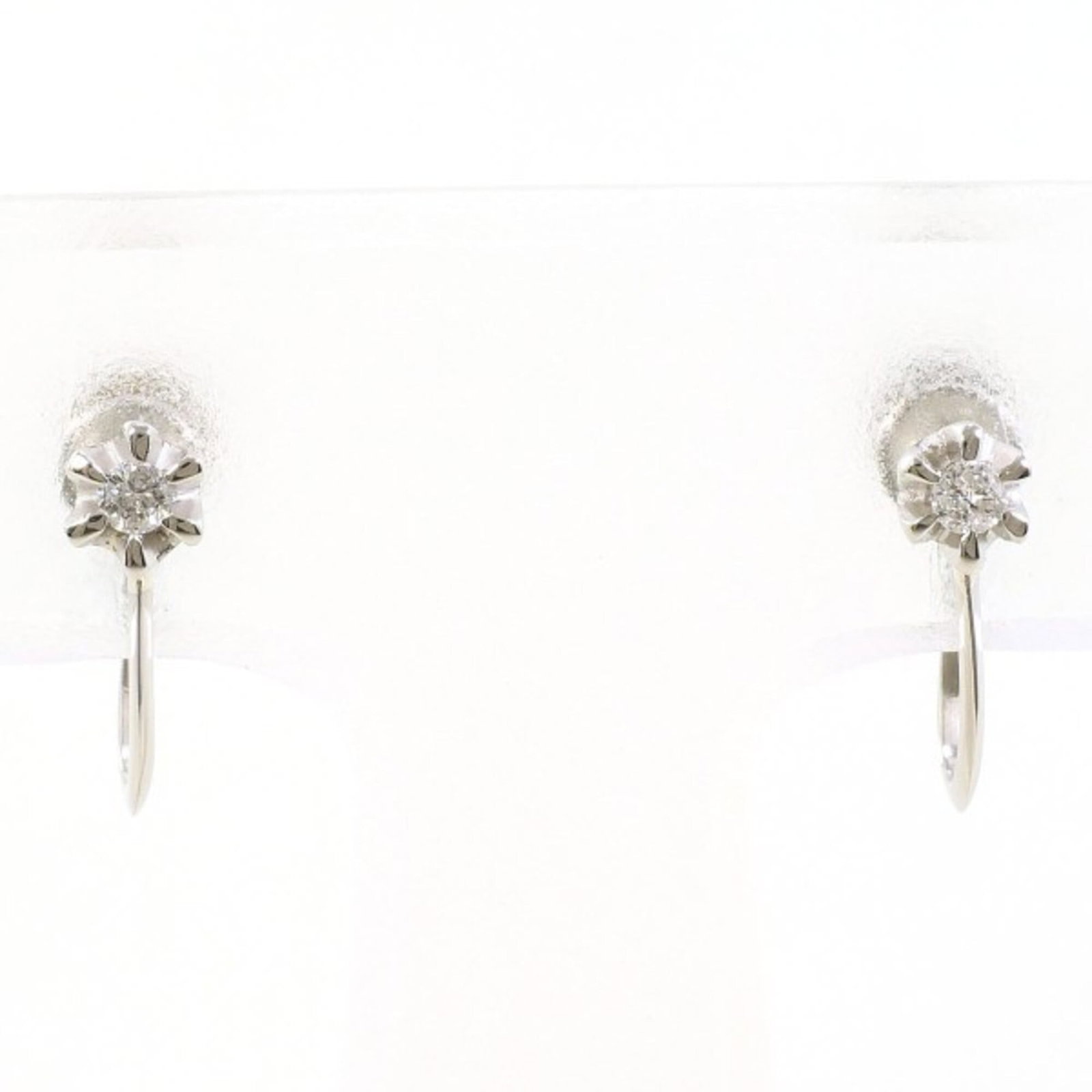 Clip earrings platinum unbranded 900: Clip earrings platinum unbranded 900 Clip earrings made from platinum, featuring a diamond stone. Weighing in at 1.3g and measuring 0.04oz, these earrings showcase the metal's weight. The diamond