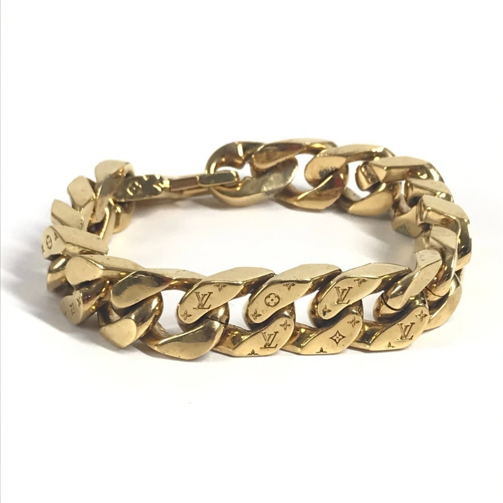 Metal Charm Louis Vuitton: Metal Charm Louis Vuitton Metal Charm Louis Vuitton bears the signature of its creator, crafted from metal and made in Italy. This charm bracelet measures 20cm in length, featuring a gold finish. The