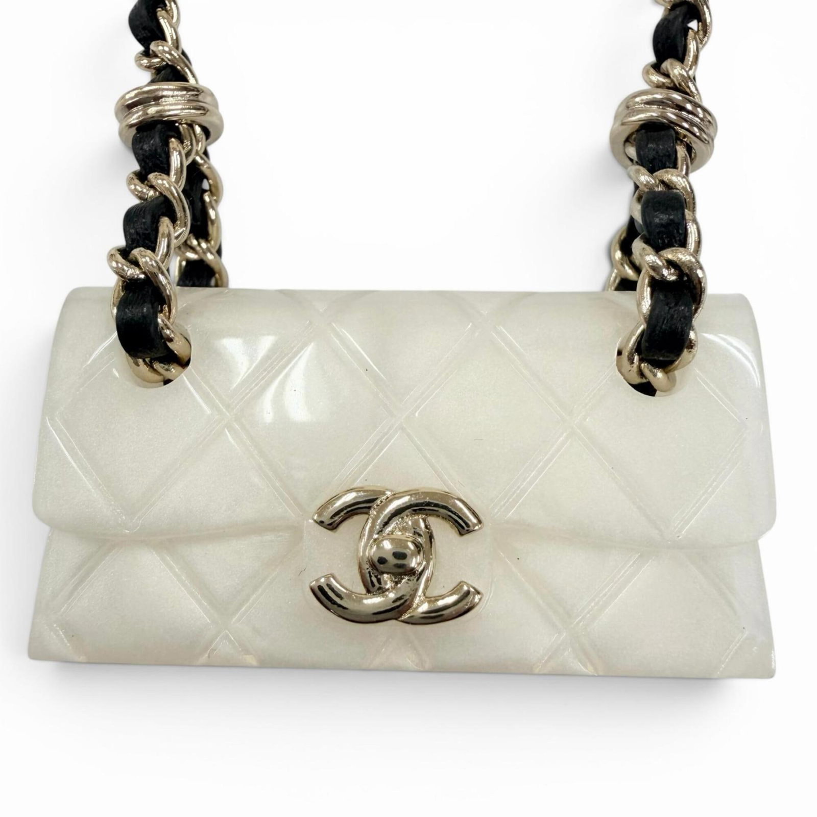 Chanel B23C Matelass Bag Motif Coco Mark Chain Necklace Ivory Made In Italy 2023 Model Women'S.: Chanel B23C Matelass Bag Motif Coco Mark Chain Necklace Ivory Made In Italy 2023 Model Women'S. The Chanel B23C Matelass Bag Motif Coco Mark Chain Necklace features an ivory pendant with the iconic