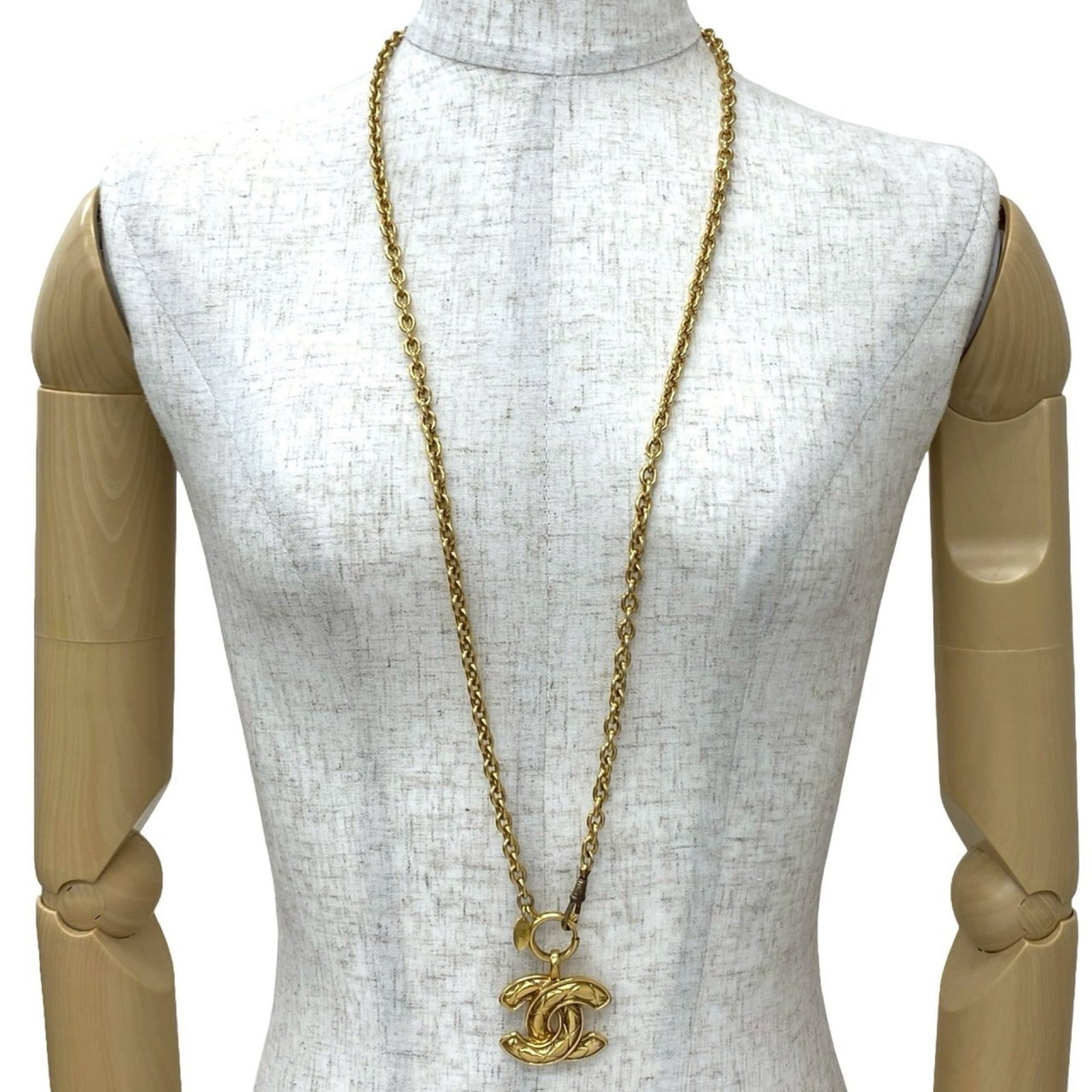 Chanel Coco Mark Motif Gp Chain Necklace Pendant Gold 82465: Chanel Coco Mark Motif Gp Chain Necklace Pendant Gold 82465 Gold plating, the iconic Coco Mark Motif design from Chanel, adds a touch of luxury to this elegant gold chain necklace pendant. Measuring