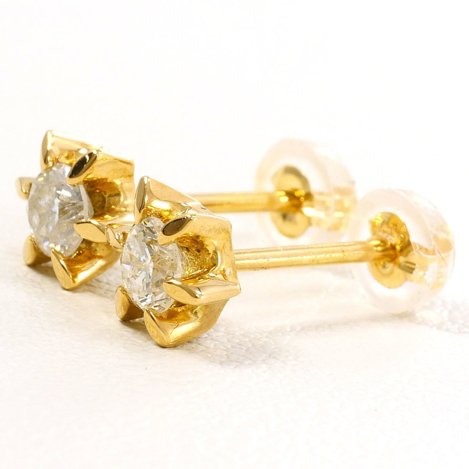 Yellow Gold Earrings 18K Unbranded: Yellow Gold Earrings 18K Unbranded Yellow gold earrings with a 0.22 carat diamond feature, crafted from 18K yellow gold metal weighing 1.2g / 0.04oz, offering a subtle touch of elegance to any