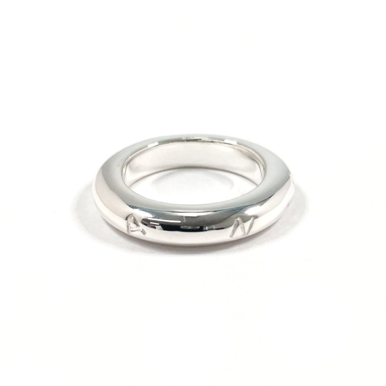 Chanel silver band ring 925: Chanel silver band ring 925 Silver band ring from Chanel, made from 925 silver. Available in US size 6.5 and Japanese size 12.5. Item Specifics: Brand: Chanel Type: Band ring Gender: Women Color: