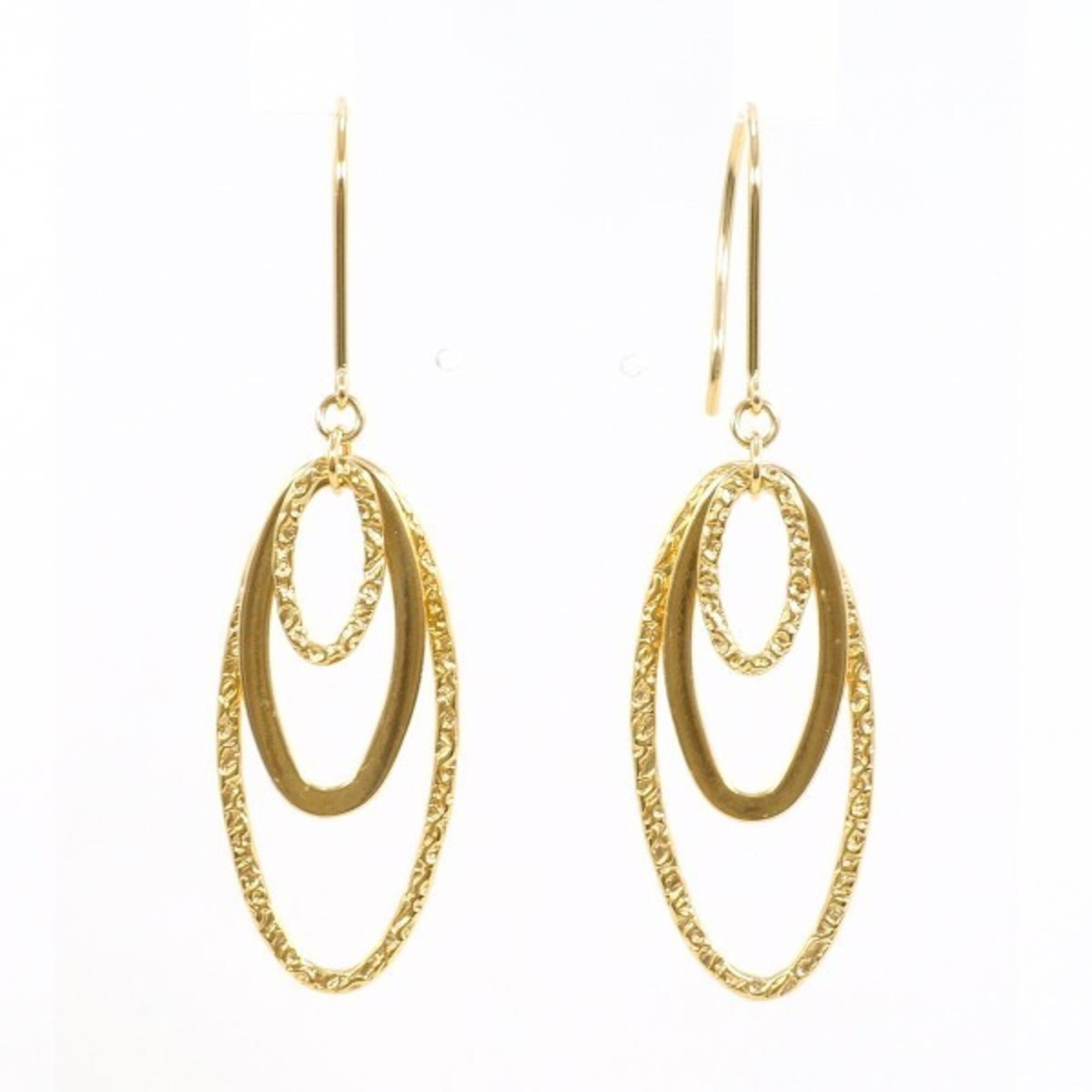 Gold Yellow Earrings Unbranded Drop: Gold Yellow Earrings Unbranded Drop Yellow gold (18K) drop earrings with a bright, vibrant yellow hue. Made from high-quality 18K gold metal, these earrings boast a sleek and sophisticated design.