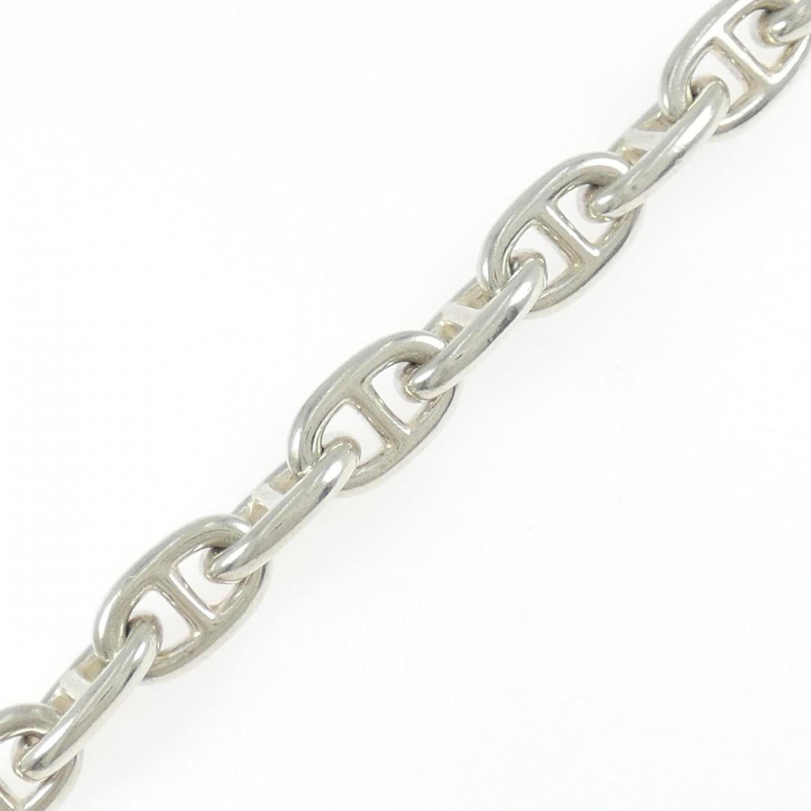 Hermes Charm: Hermes Charm 19cm / 7.48'' Charm bracelet from Hermes, featuring the iconic charm. This stylish accessory adds a touch of elegance to any outfit. The signature on the charm bears witness to its crafts