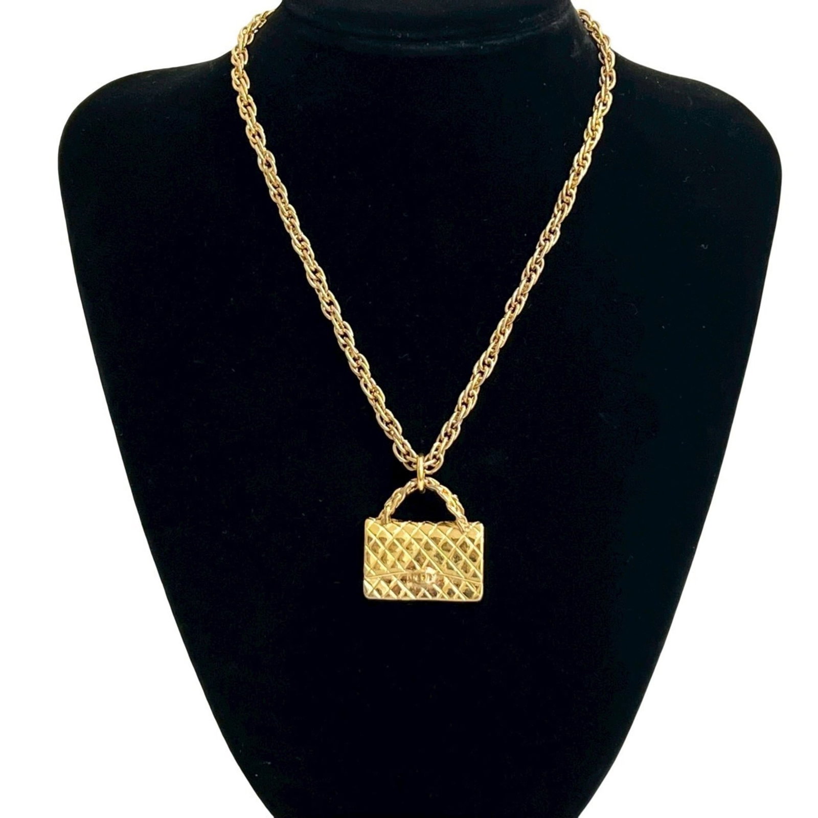 Chanel Matelasse Bag Motif Gp Necklace Pendant Gold 67641: Chanel Matelasse Bag Motif Gp Necklace Pendant Gold 67641 Gold plating pendant from Chanel's Matelasse Bag Motif, measuring 32mm x 30mm. This gold-plated necklace features a distinctive design