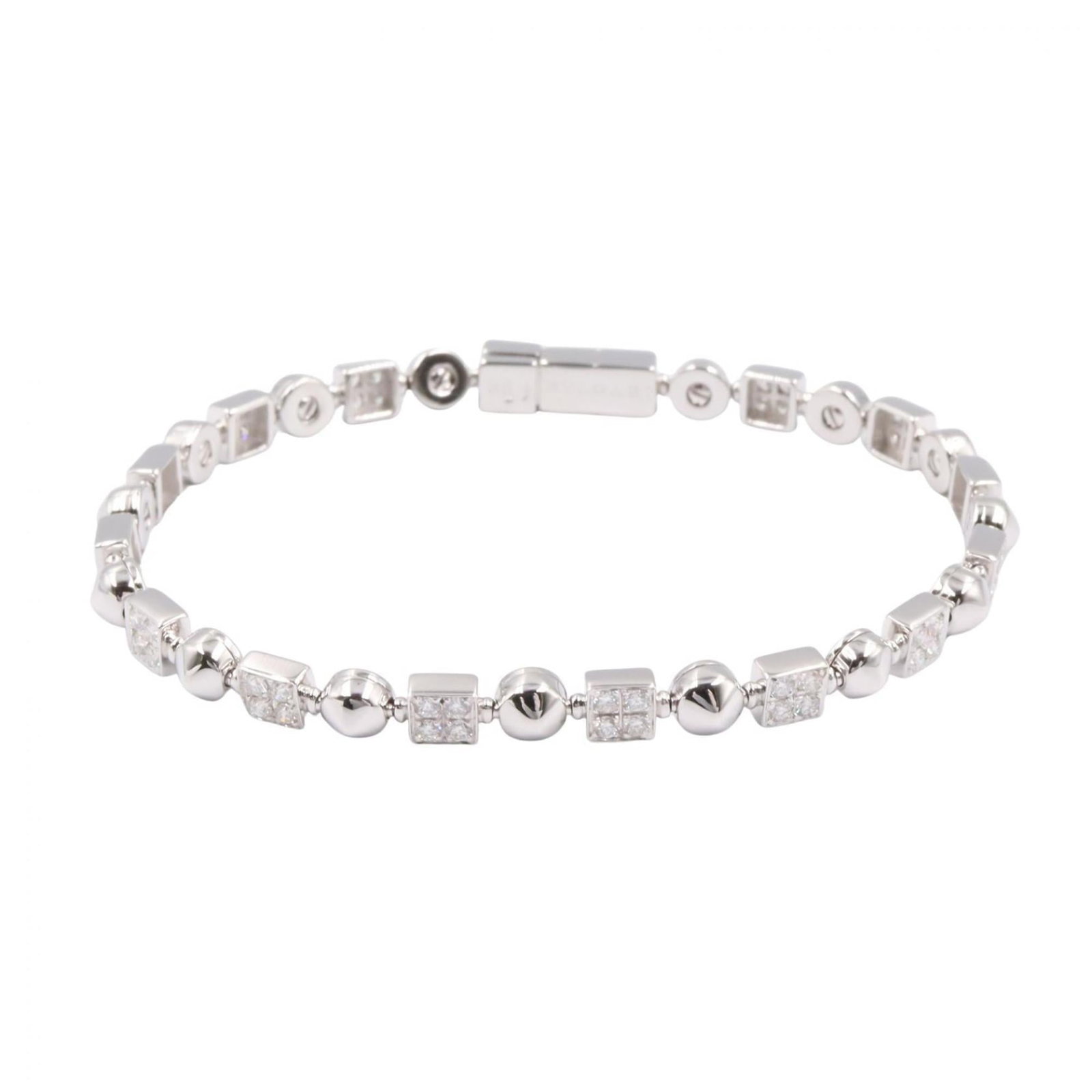 Bvlgari Charm White Gold 18K Bracelet: Bvlgari Charm White Gold 18K Bracelet Bvlgari Charm White Gold 18K Bracelet features a clear, white design crafted from 18K white gold. The delicate chain measures 17cm in length and has a width of