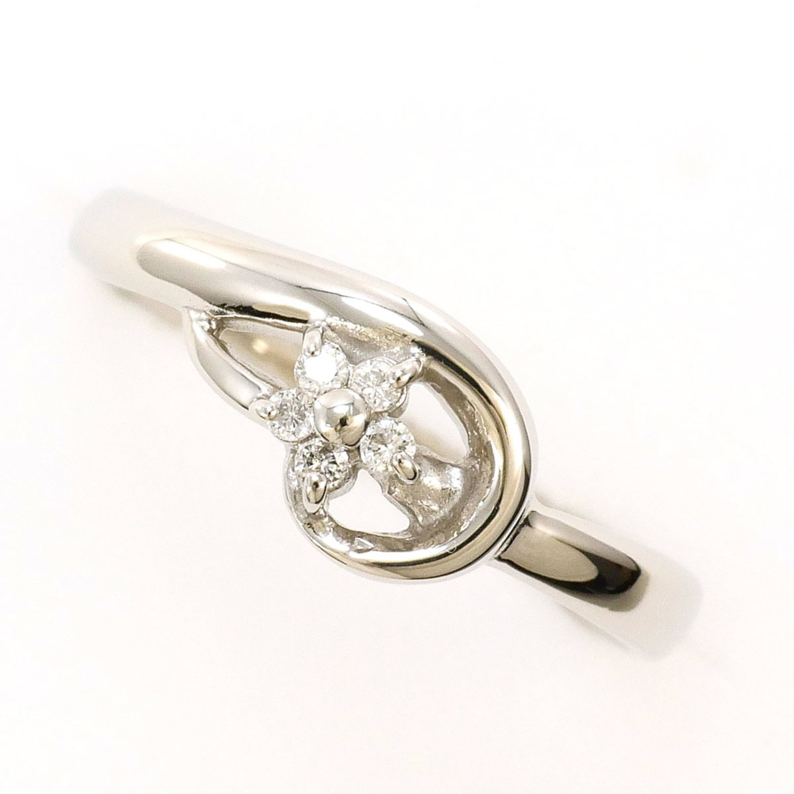 Ring Band Platinum Unbranded 900: Ring Band Platinum Unbranded 900 Platinum band ring with a diamond stone, weighing 0.04 carats and set in a platinum metal construction. The ring features a US size 7 fit and a width of 6mm, making