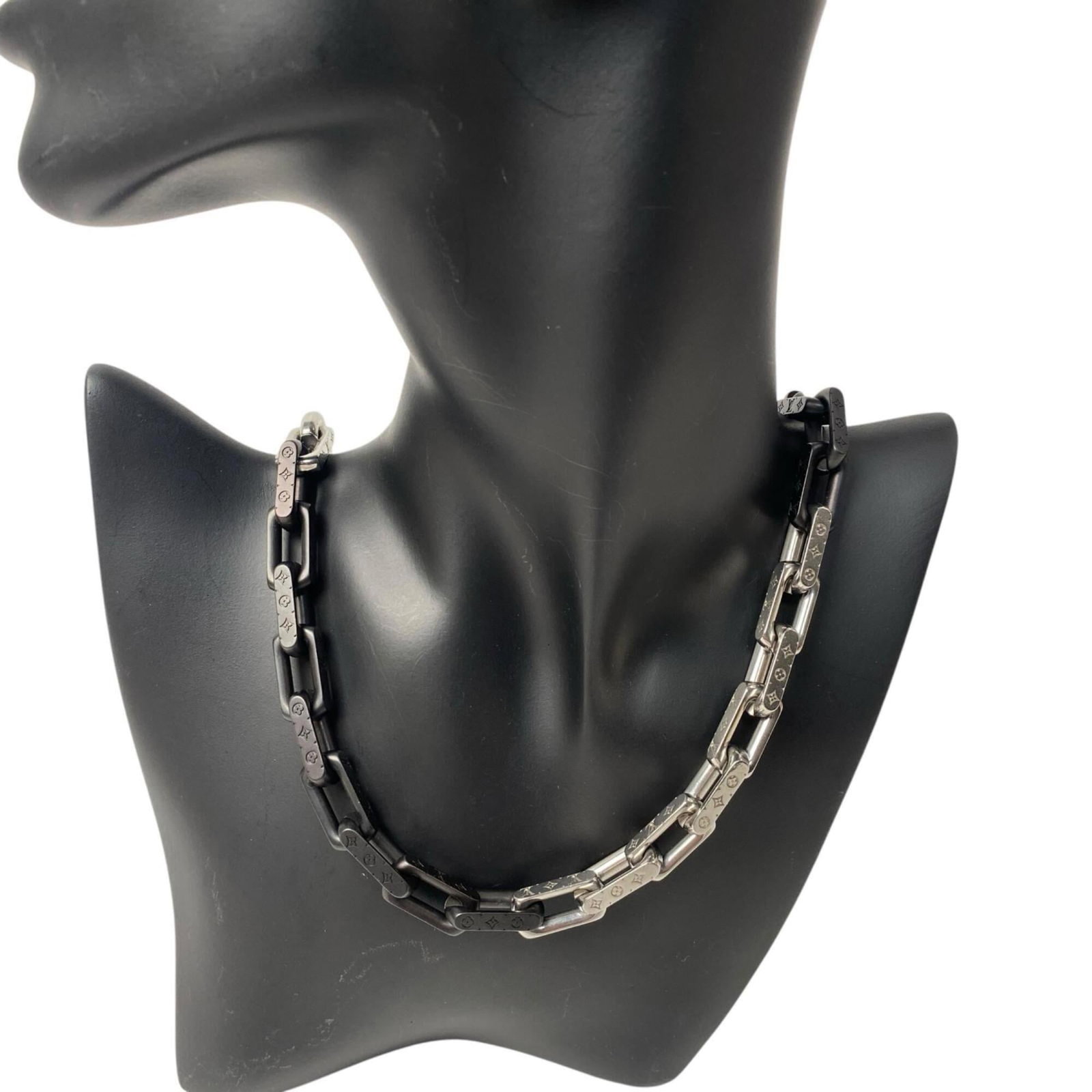 Men's necklace chain men le5204 m00677 monogram louis vuitton: Men's necklace chain men le5204 m00677 monogram louis vuitton Men's necklace chain from Louis Vuitton, featuring a black and silver design with a monogram pattern. The necklace has a neck circumferenc