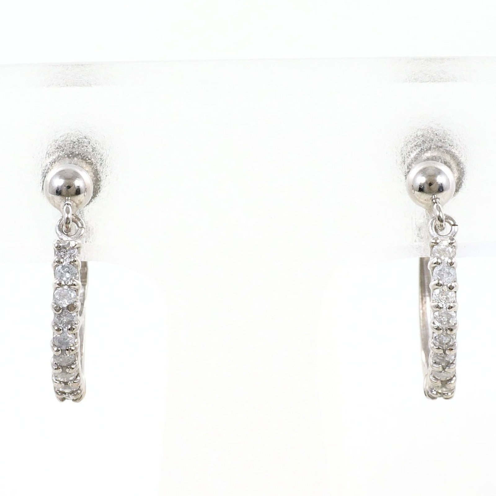 Clip earrings white gold 14k white gold 18k: Clip earrings white gold 14k white gold 18k Clip earrings in white gold, available in both 14K and 18K purity options. These elegant earrings feature a diamond stone weighing 0.10 carats, set in a stu