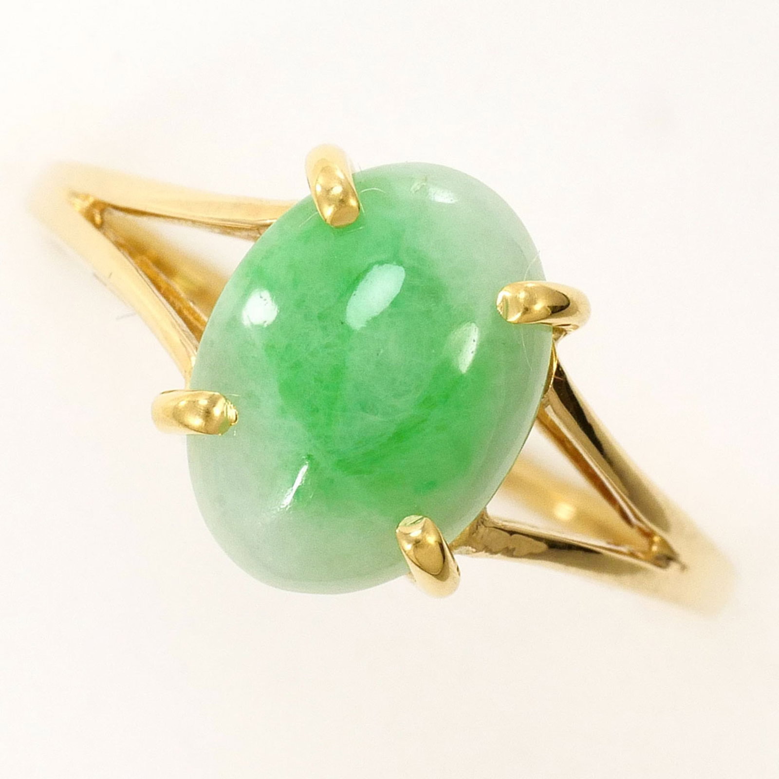 Unbranded band ring yellow gold: Unbranded band ring yellow gold Yellow gold band ring with a 10mm width and 1.9g weight, featuring an 18K purity metal construction and a jade stone. This unbranded piece boasts a classic design with