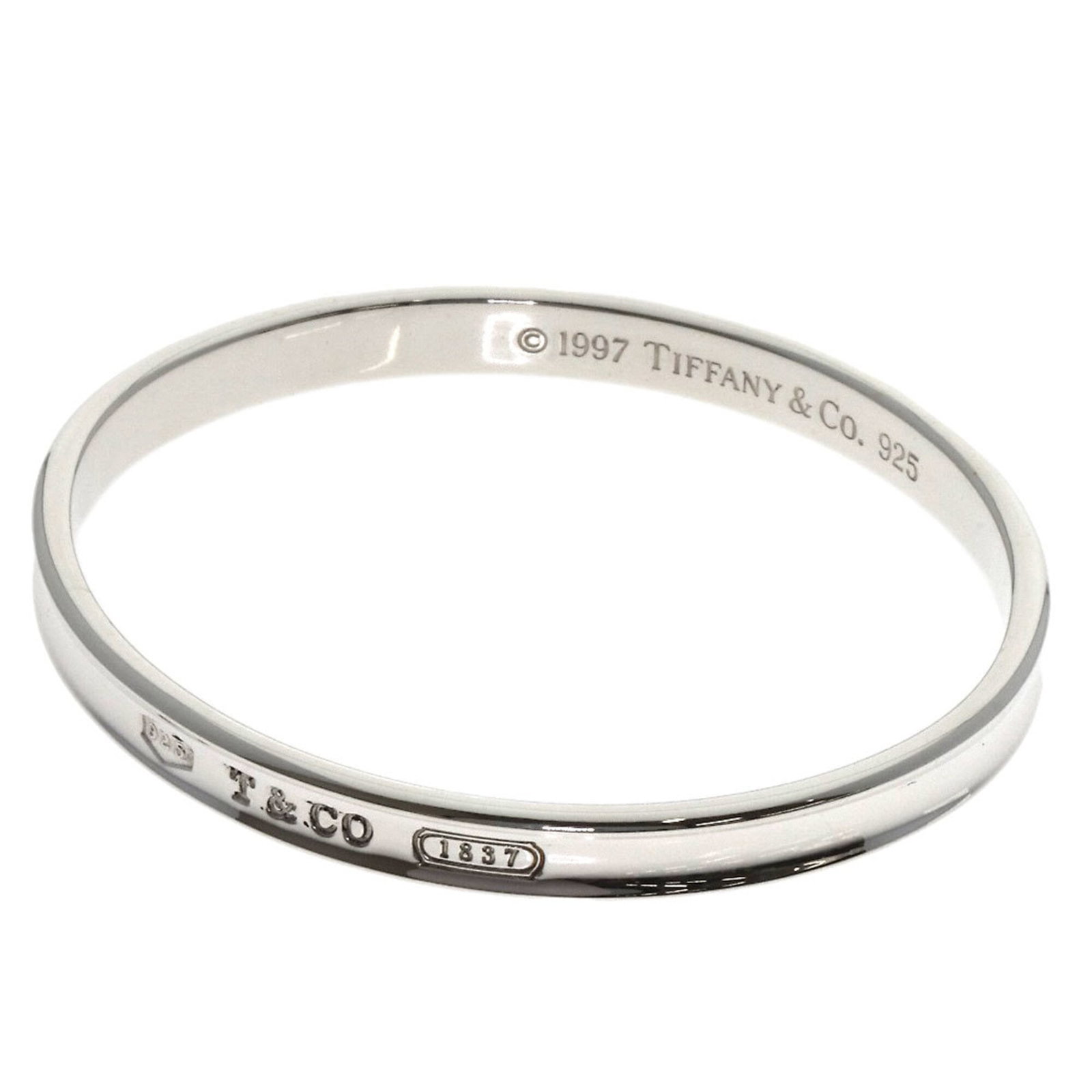 Silver Tiffany Bangle: Silver Tiffany Bangle Silver Tiffany Bangle, crafted from high-quality silver with a sleek design, measures 19cm in length. The bangle's slender profile makes it a versatile accessory for everyday