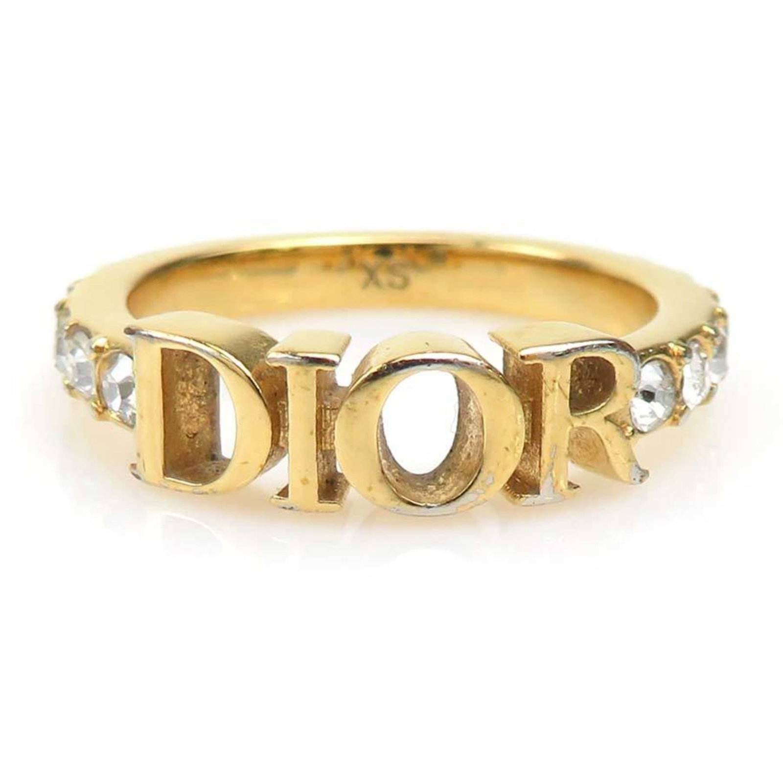 Metal Ring Band Christian Dior: Metal Ring Band Christian Dior Metal Ring Band Christian Dior features a gold metal design. This band ring is available in US size 4.5 and JP size 8, accompanied by a dust bag for storage. The item