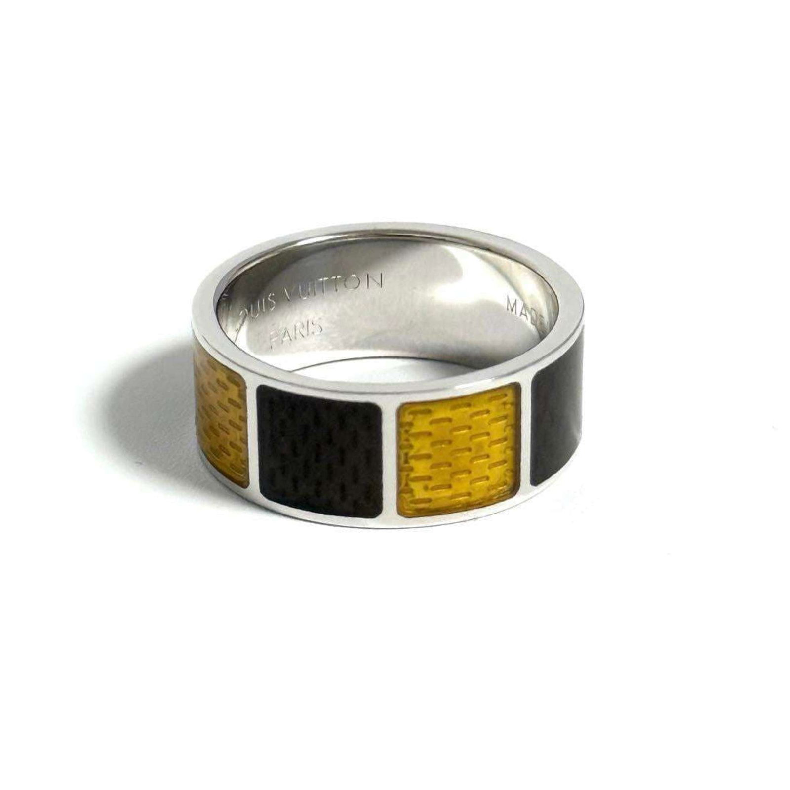 Silver Band Ring Louis Vuitton 925: Silver Band Ring Louis Vuitton 925 Silver Band Ring Louis Vuitton 925 features a sleek design made from high-quality silver material, with a US size 8 and JP size 16. The item comes in its original