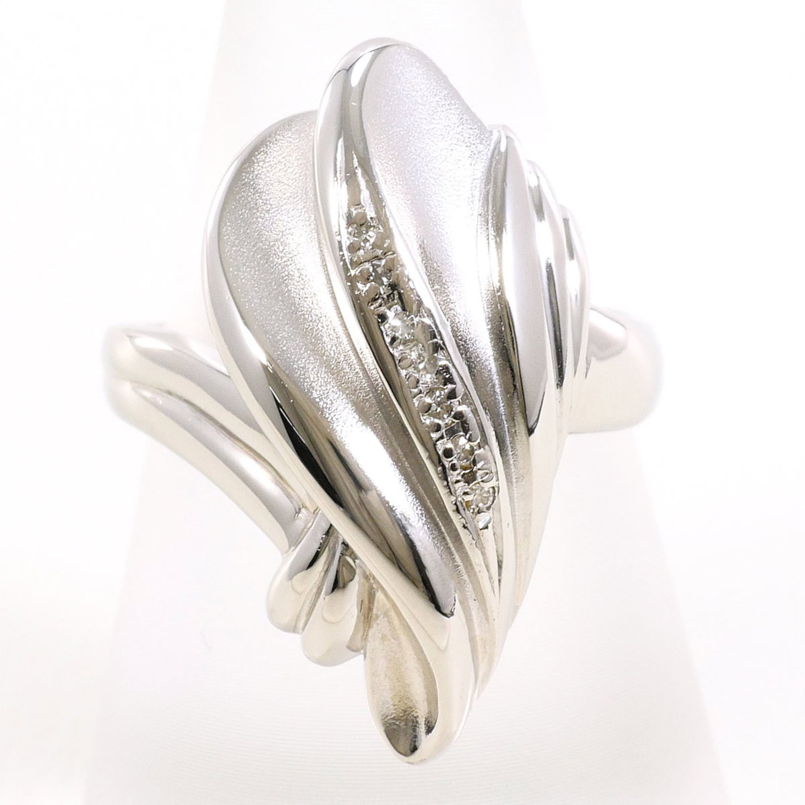 Ring Band Platinum Unbranded 900: Ring Band Platinum Unbranded 900 Platinum band ring with a diamond stone, weighing 0.05 carats, features a sleek platinum metal construction and a US size 6.5 fit. The ring measures 25mm in width and