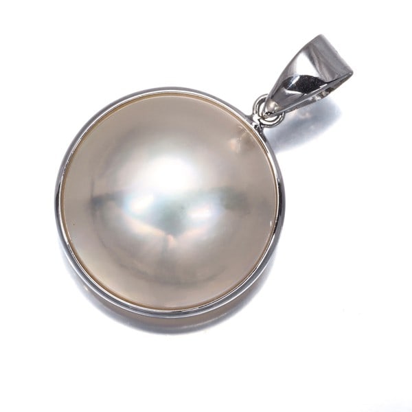 White Gold 585 14K Pendant Mabe Pearl Tasaki 15.0Mm: White Gold 585 14K Pendant Mabe Pearl Tasaki 15.0Mm White Gold 585 14K Pendant Mabe Pearl Tasaki 15.0Mm features a stunning 14k white gold pendant with a large, approximately 15.0mm mabe pearl at its