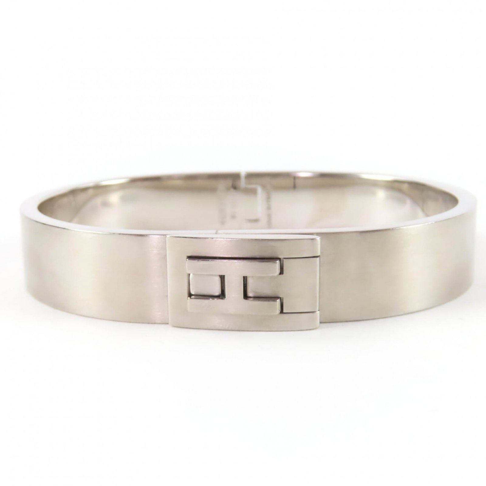 Hermes Charm: Hermes Charm Silver Charm bracelet from Hermes, measuring 18cm in length. This charm features the iconic brand's signature style and craftsmanship, making it a notable piece for its sleek design and c
