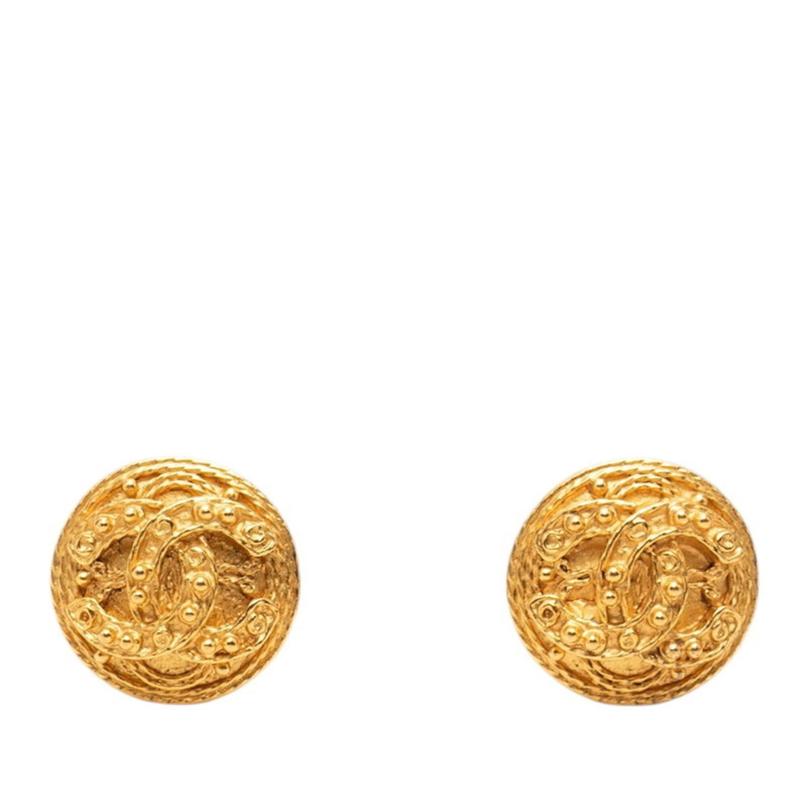 Clip earrings by Chanel: Clip earrings by Chanel Clip earrings by Chanel, featuring a sleek gold design with precise dimensions. Made to exacting standards, these clip earrings showcase the brand's attention to detail and