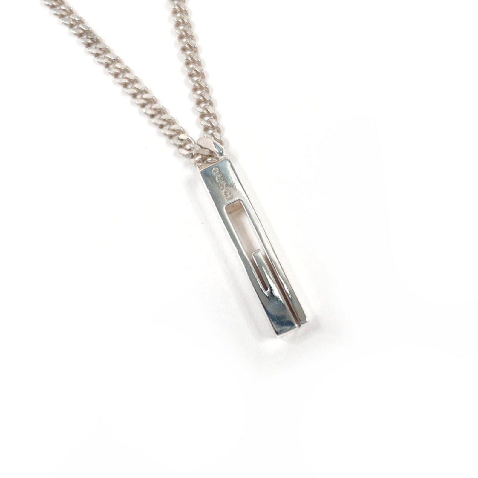 Gucci Cutout G 225055 J8400 8106 Necklace Sterling Silver 925 Unisex: Gucci Cutout G 225055 J8400 8106 Necklace Sterling Silver 925 Unisex Sterling silver Gucci necklace with cutout design, available in a sleek silver finish. The necklace features a 51cm adjustable