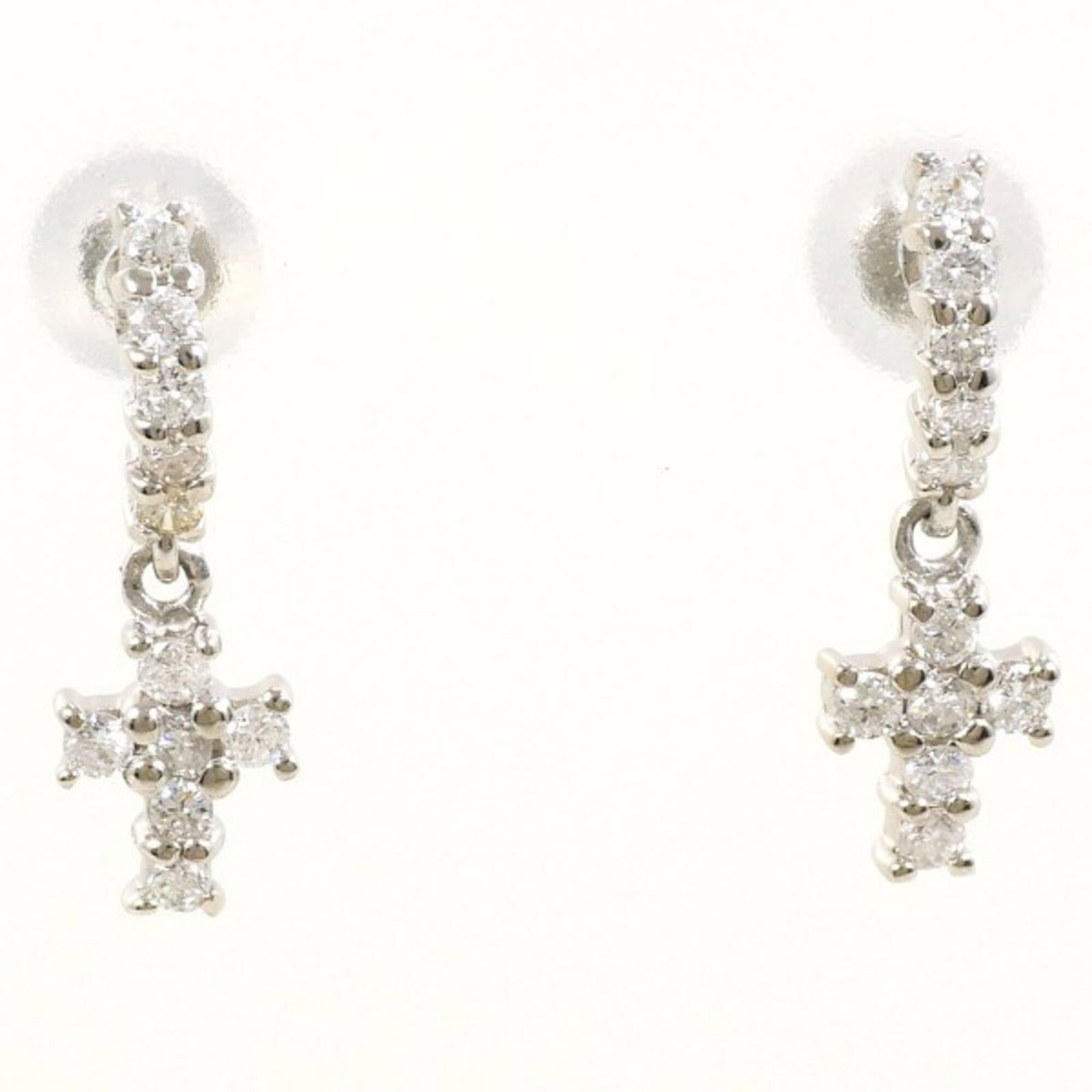Stud earrings platinum 900 unbranded: Stud earrings platinum 900 unbranded Platinum stud earrings with a 0.12ct diamond, weighing 1.3g, are available in this unbranded item. Made from platinum 900 metal, these earrings showcase a high-qua