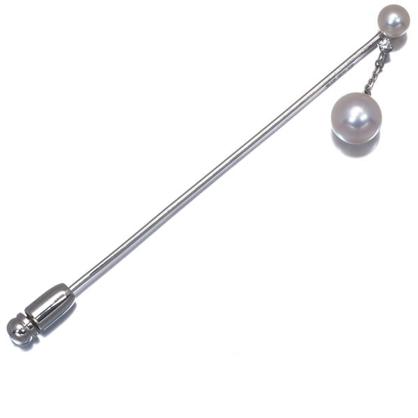 Akoya Pearl Mikimoto Brooch Lapel Pin 14k diamond drop 4.6mm to 7.1mm: Akoya Pearl Mikimoto Brooch Lapel Pin 14k diamond drop 4.6mm to 7.1mm 14k white gold brooch features an Akoya pearl with a diameter of approximately 4.6mm to 7.1mm, paired with a 14k diamond drop.