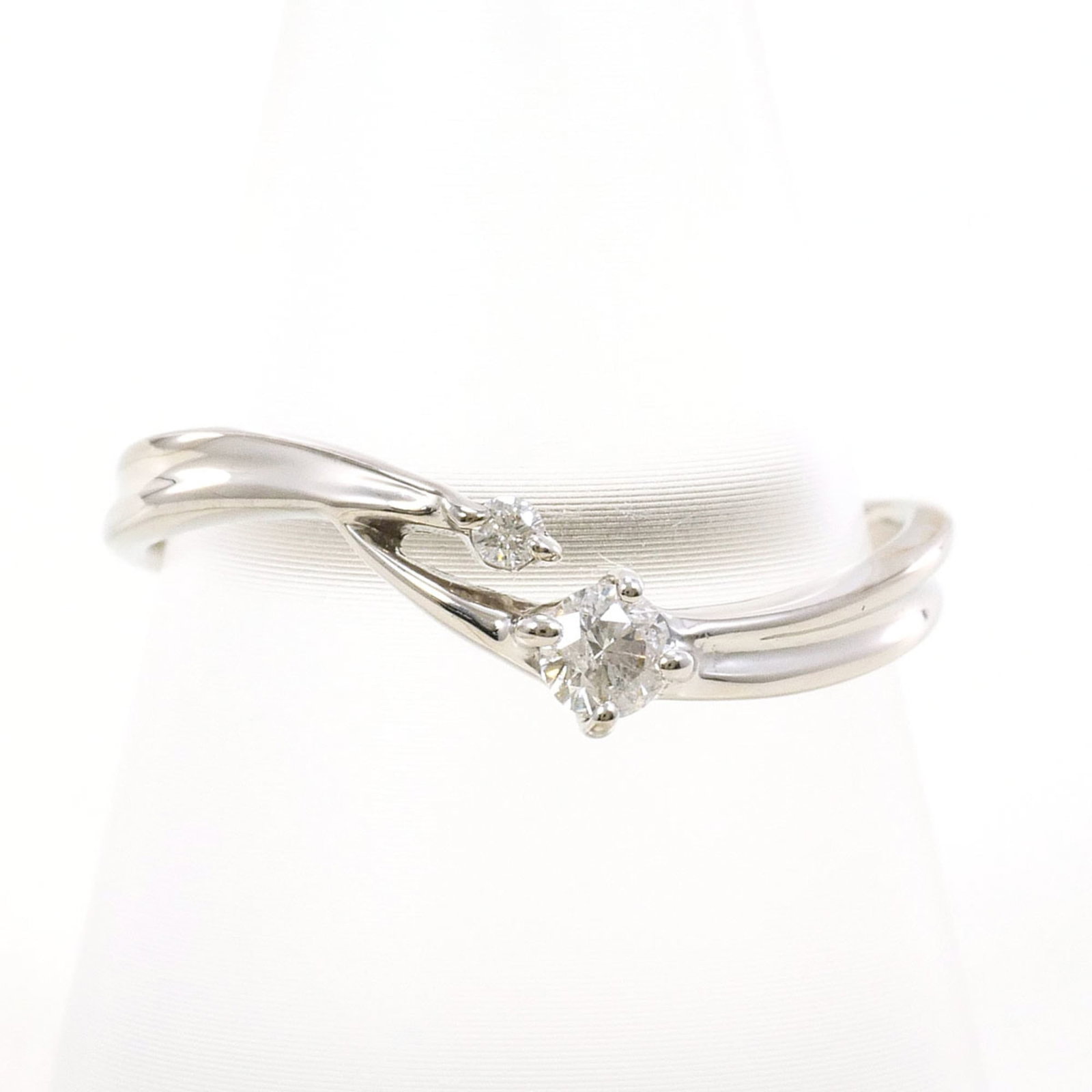 Unbranded Band Ring White Gold (14K): Unbranded Band Ring White Gold (14K) 14K white gold band ring features a diamond weighing 0.12 carats, set in a sturdy design with a US size 7 and JP size 14.5 fit. The ring weighs 2.1g and is made