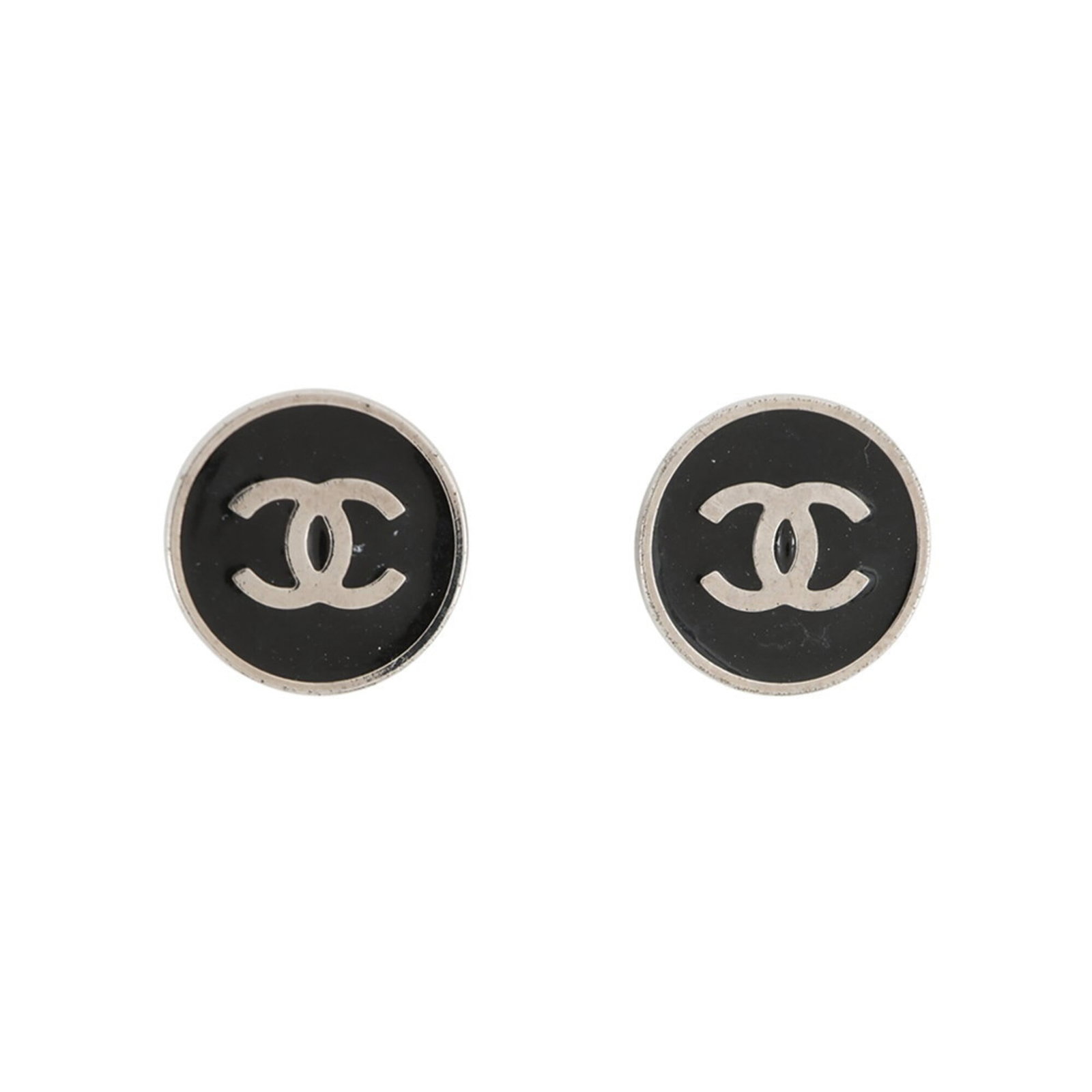 Metal clip earrings by Chanel: Metal clip earrings by Chanel Made in France, these metal clip earrings by Chanel showcase sleek black and silver designs. The compact size and minimalist aesthetic make them a versatile addition to