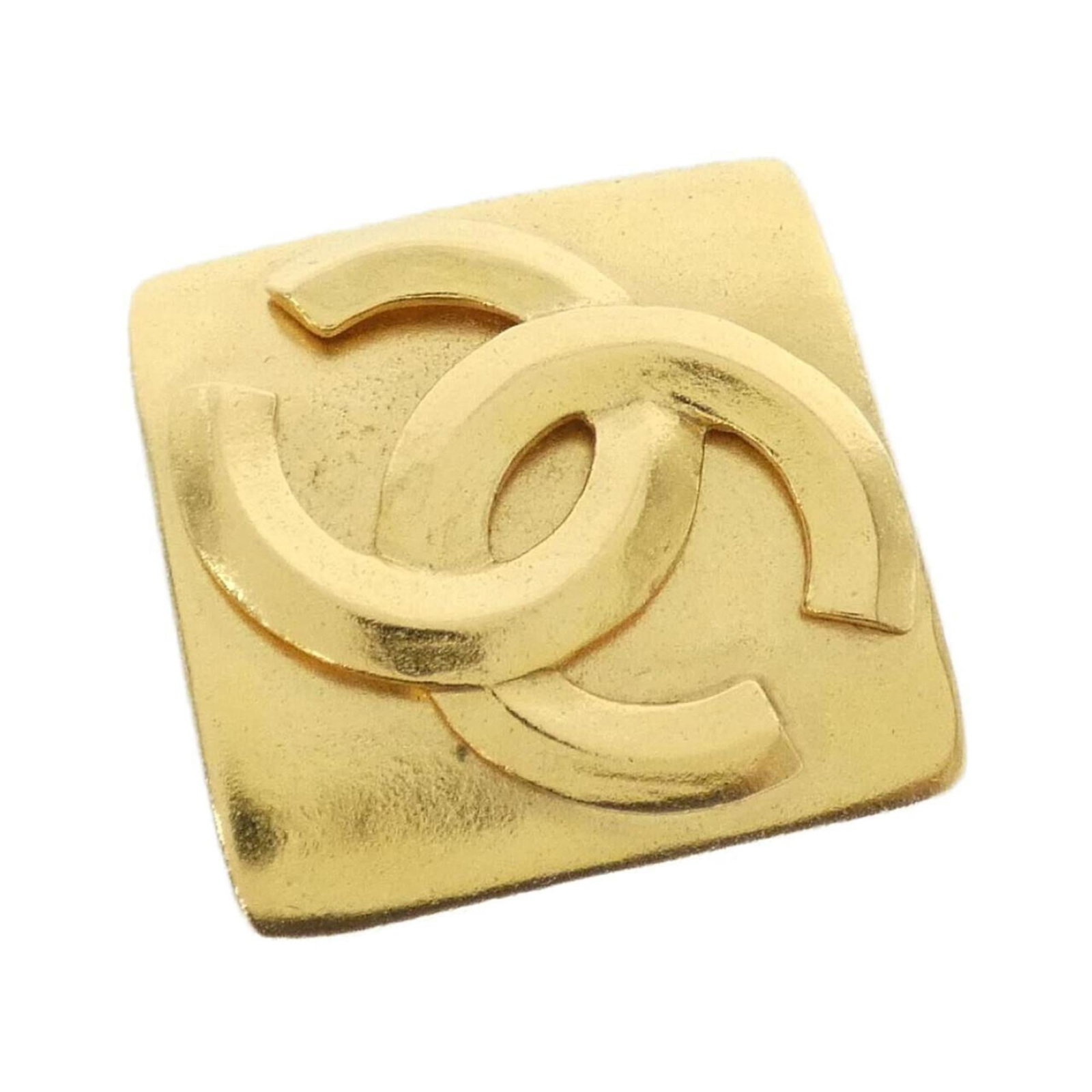 Brooch Chanel: Brooch Chanel Gold Brooch by Chanel measures 5cm x 5cm, making it a compact and elegant accessory. The brooch bears a signature, adding a touch of personality to its classic design. Its simple yet