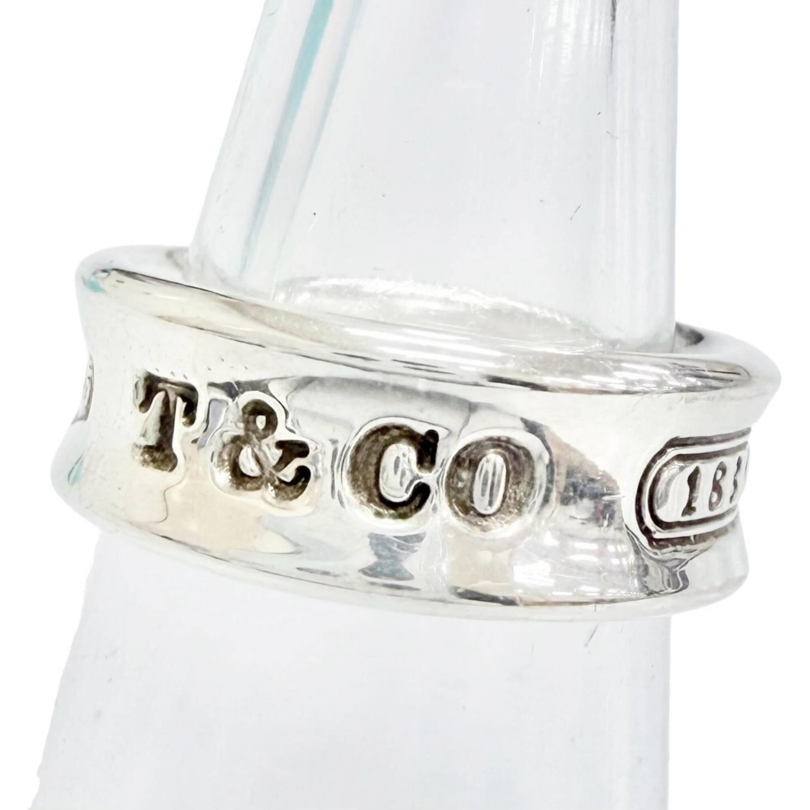 Silver 925 Tiffany Band Ring: Silver 925 Tiffany Band Ring Silver 925 Tiffany Band Ring features a sleek band design made from high-quality silver material, bearing the hallmark of Tiffany's craftsmanship. This women's ring is