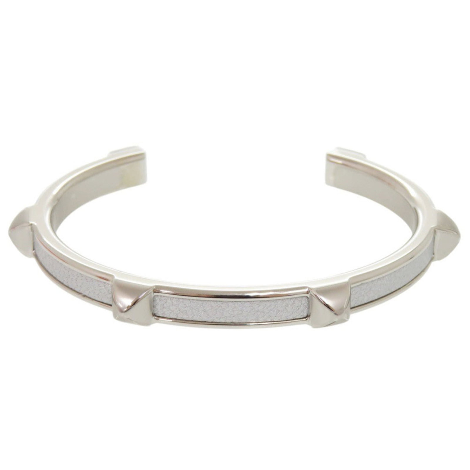 Metal Charm Hermes Bracelet: Metal Charm Hermes Bracelet Argent metal charm adorns the elegant Hermes bracelet, crafted in France. This 15.5cm / 6.1'' length charm bracelet features a striking silver finish and bears a signature.