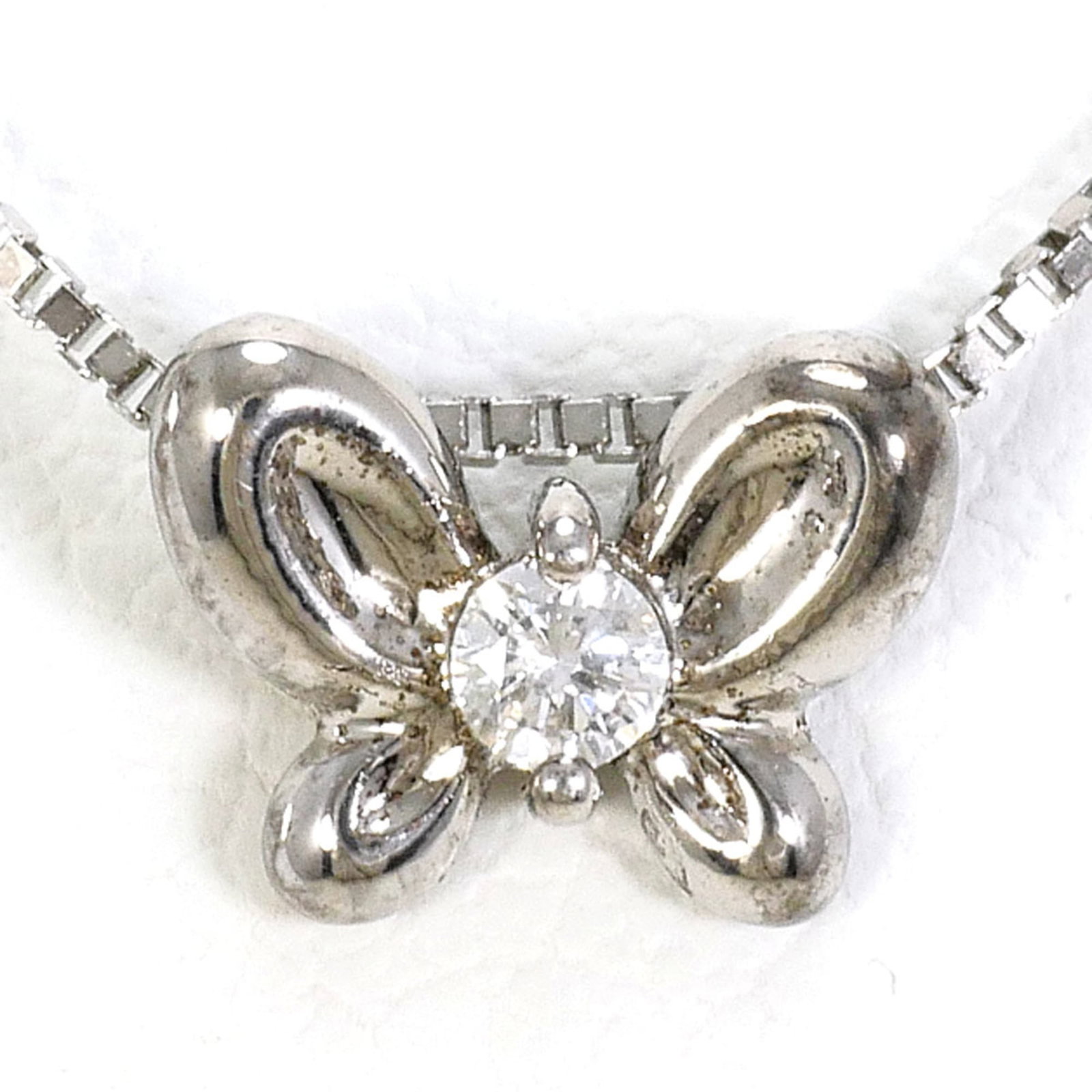 18K (18-Karat White Gold) Necklace With A 0.03Ct Diamond Total Weight 1.5G 40Cm Length. Jewelry.: 18K (18-Karat White Gold) Necklace With A 0.03Ct Diamond Total Weight 1.5G 40Cm Length. Jewelry. 18K white gold necklace boasts a stunning 1.5g diamond pendant, weighing a total of 0.03 carats, set