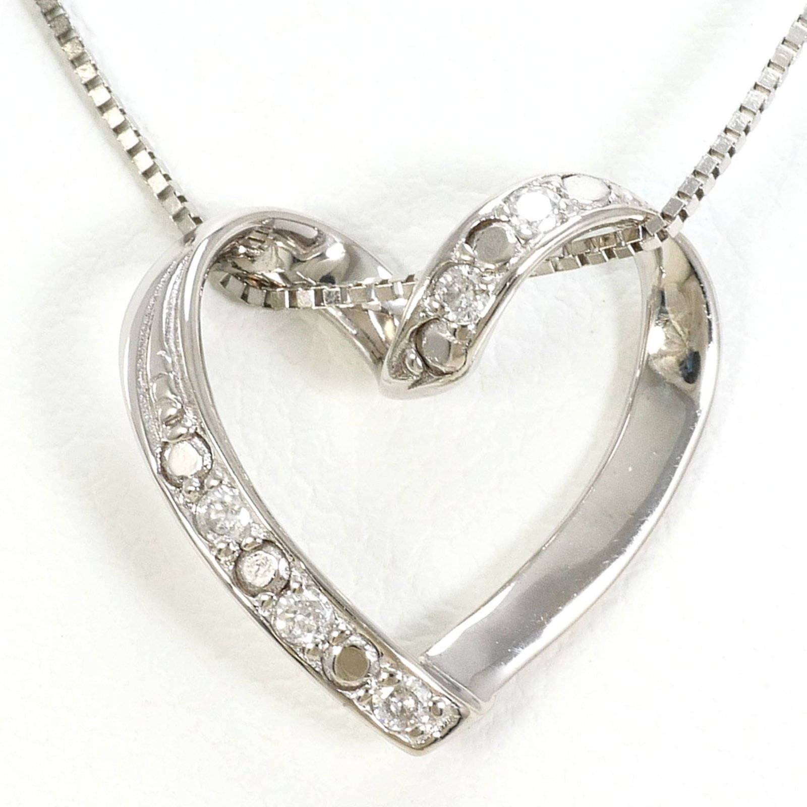 K10 10K Wg White Gold Necklace With Diamond (No Carat Marking) Total Weight 1.5G 40Cm Like New: K10 10K Wg White Gold Necklace With Diamond (No Carat Marking) Total Weight 1.5G 40Cm Like New White gold necklace with diamond pendant, featuring a total weight of 1.5g and a 40cm chain length,