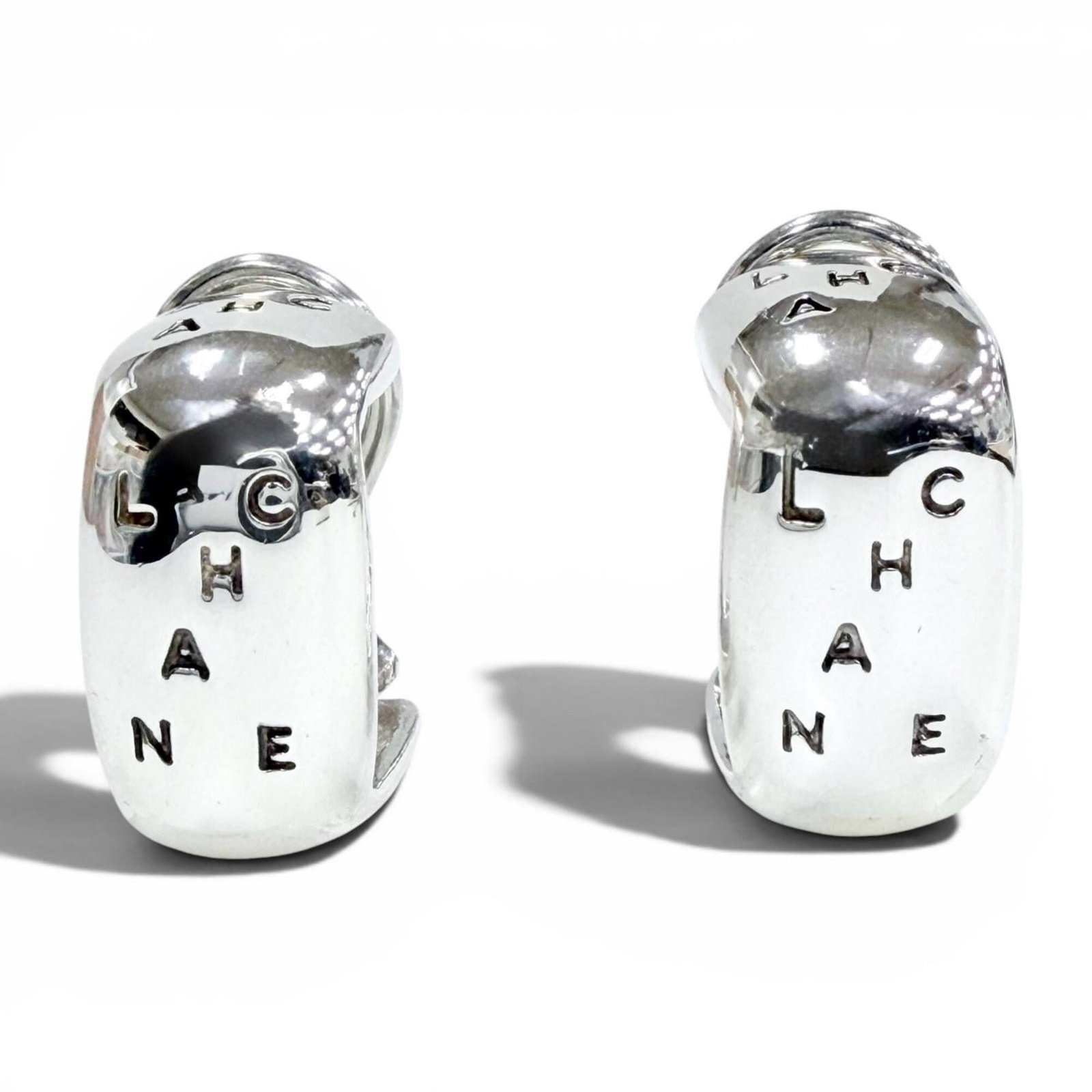 Clip earrings silver Chanel 925: Clip earrings silver Chanel 925 Clip earrings in silver 925, designed by Chanel. Made from high-quality sterling silver with a sleek and modern design, these clip earrings are a stylish addition to
