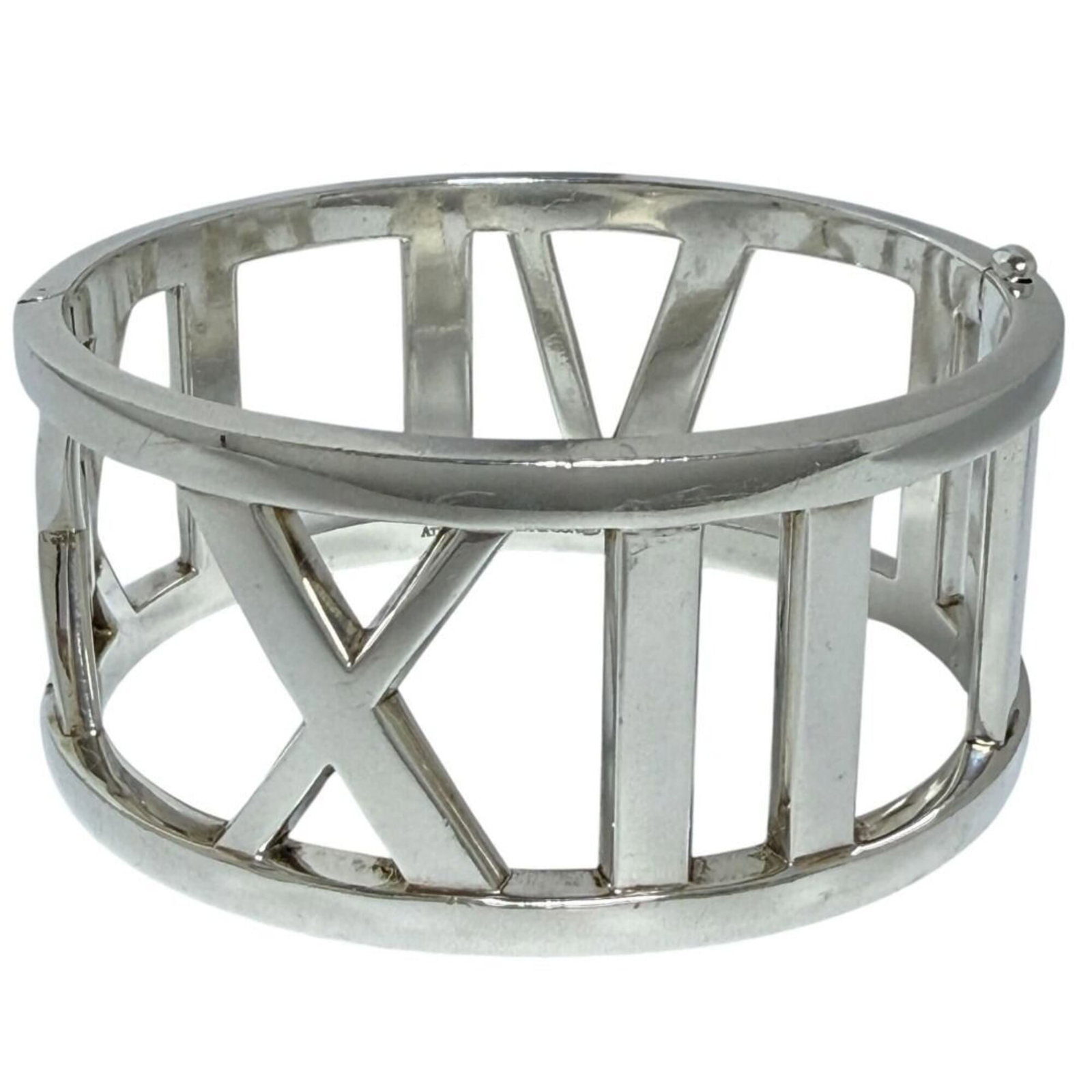 Silver Tiffany Bangle 925: Silver Tiffany Bangle 925 Silver Tiffany Bangle 925, crafted from high-quality silver 925, features a sleek and modern design. Measuring 16.5cm in length, this bangle showcases the iconic brand's
