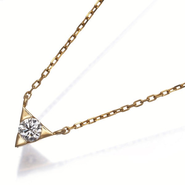 Ete Necklace Diamond 0.11Ct Grain Haricot Solitaire Triangle 18K Yg: Ete Necklace Diamond 0.11Ct Grain Haricot Solitaire Triangle 18K Yg The Ete Necklace features a beautiful 0.11ct grain haricot solitaire triangle pendant set in 18k yellow gold, showcasing a stunning 