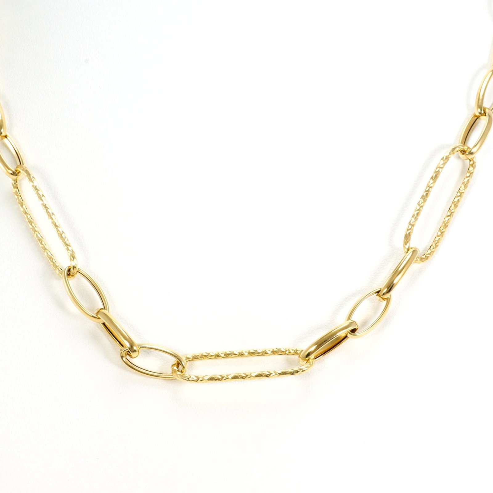 18K (18-Karat) Yellow Gold Necklace Total Weight 6.0G 44Cm Jewelry: 18K (18-Karat) Yellow Gold Necklace Total Weight 6.0G 44Cm Jewelry 18K yellow gold necklace with a total weight of 6.0g and a length of 44cm, crafted from high-quality yellow gold material, offering