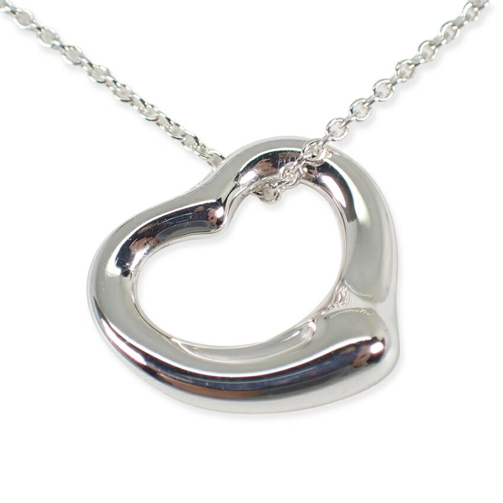 Pendant necklace heart 925 Tiffany: Pendant necklace heart 925 Tiffany Sterling silver pendant necklace with a heart design, crafted from 925 material. Measuring 14.1mm x 15.9mm and set within a 41 cm / 16.14'' adjustable neck