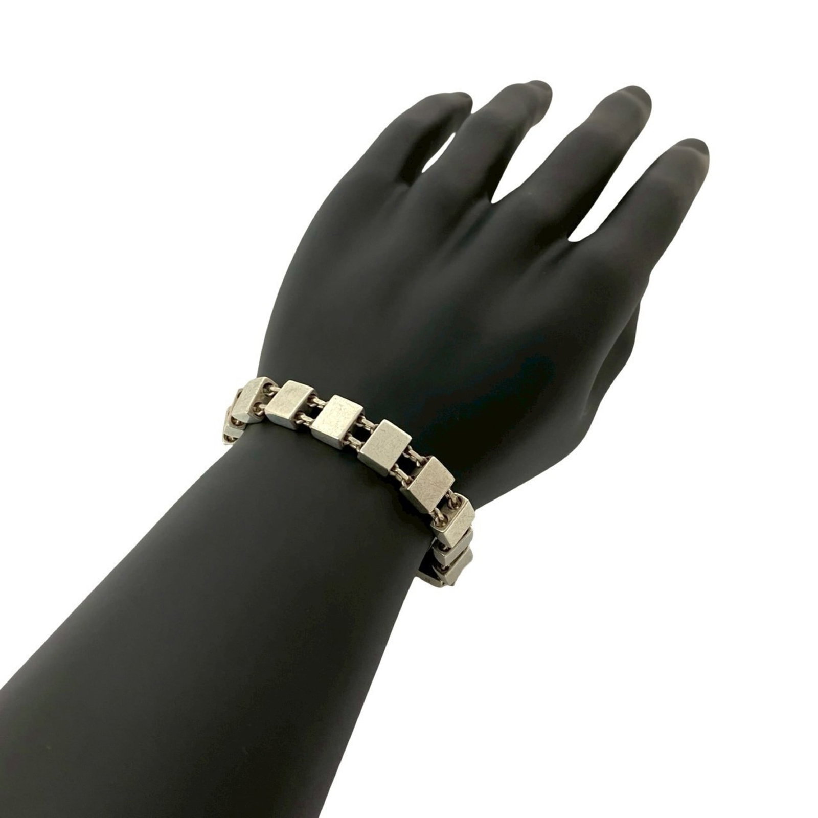 Gucci Charm Bracelet Silver 925: Gucci Charm Bracelet Silver 925 Silver 925 Gucci Charm Bracelet, designed with elegant simplicity and sophistication. This charm bracelet features a sleek silver finish and measures 19.5cm in length, 