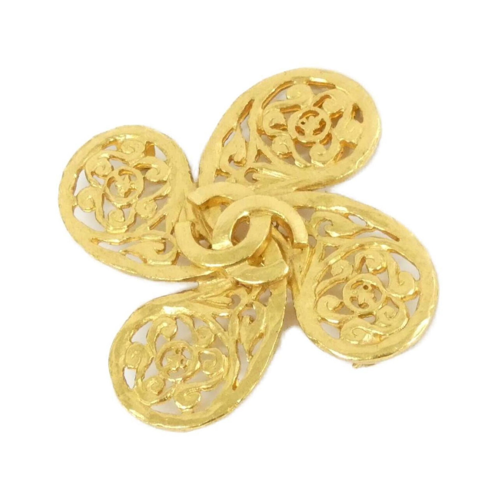 Brooch Chanel: Brooch Chanel Gold brooch from Chanel, measuring 5.5cm x 5.5cm / 2.16'' x 2.16''. The piece bears a signature and is made of gold. It has a rectangular shape with equal dimensions. Item Specifics: